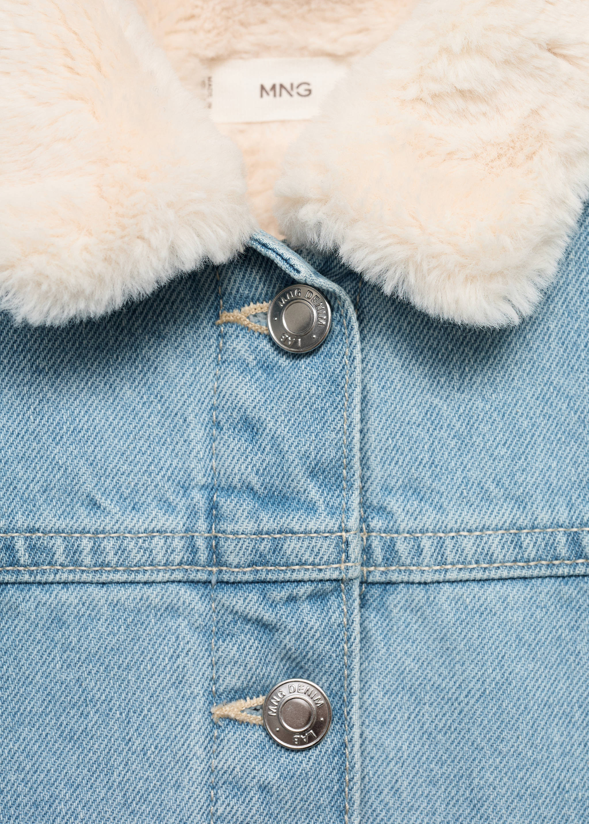 Jeansjacke mit Innenfutter aus Fell - Detail des Artikels 8