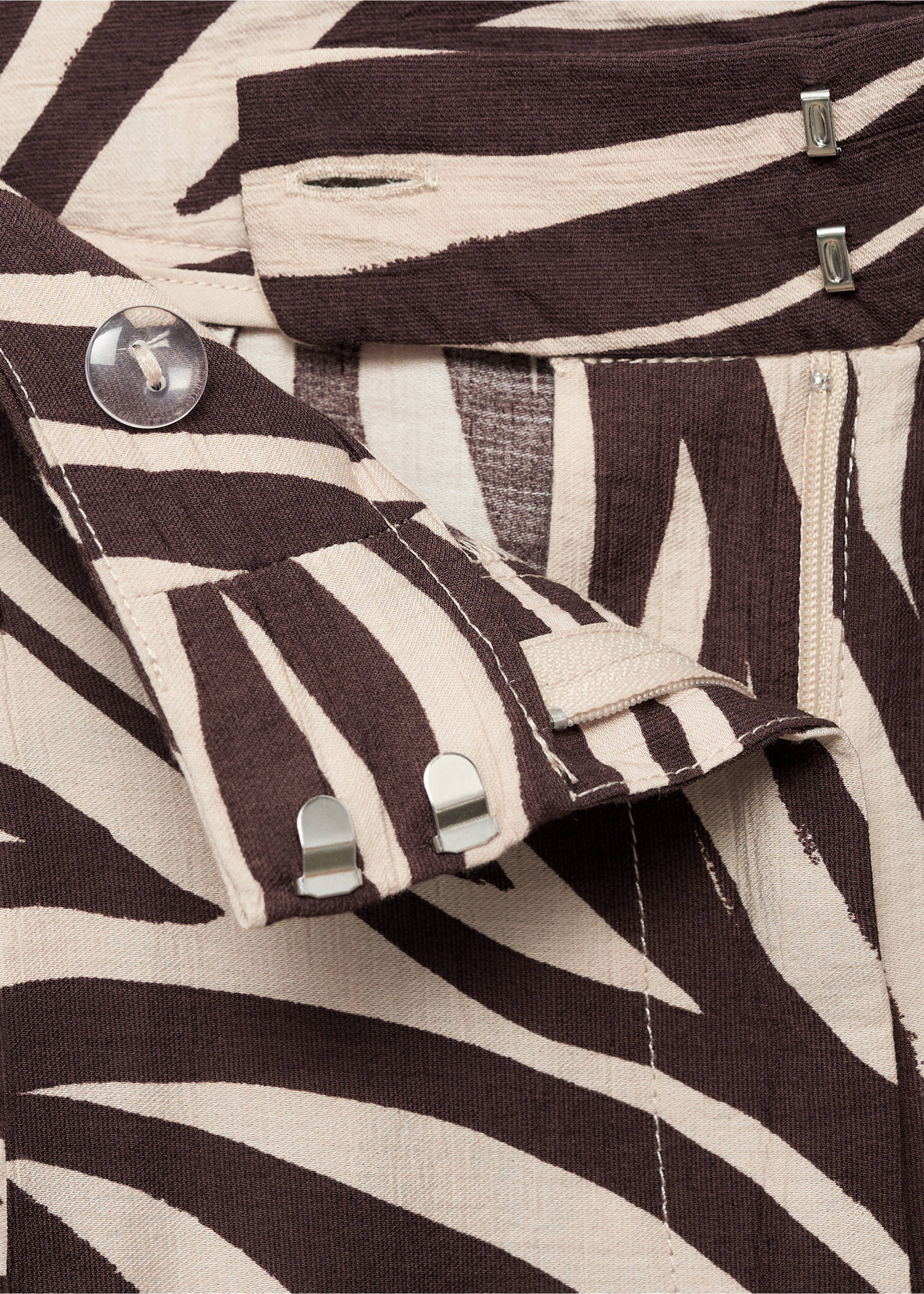 Straight-leg zebra-print pleated trousers - Details of the article 8, Black. Ref: 17094785-00.