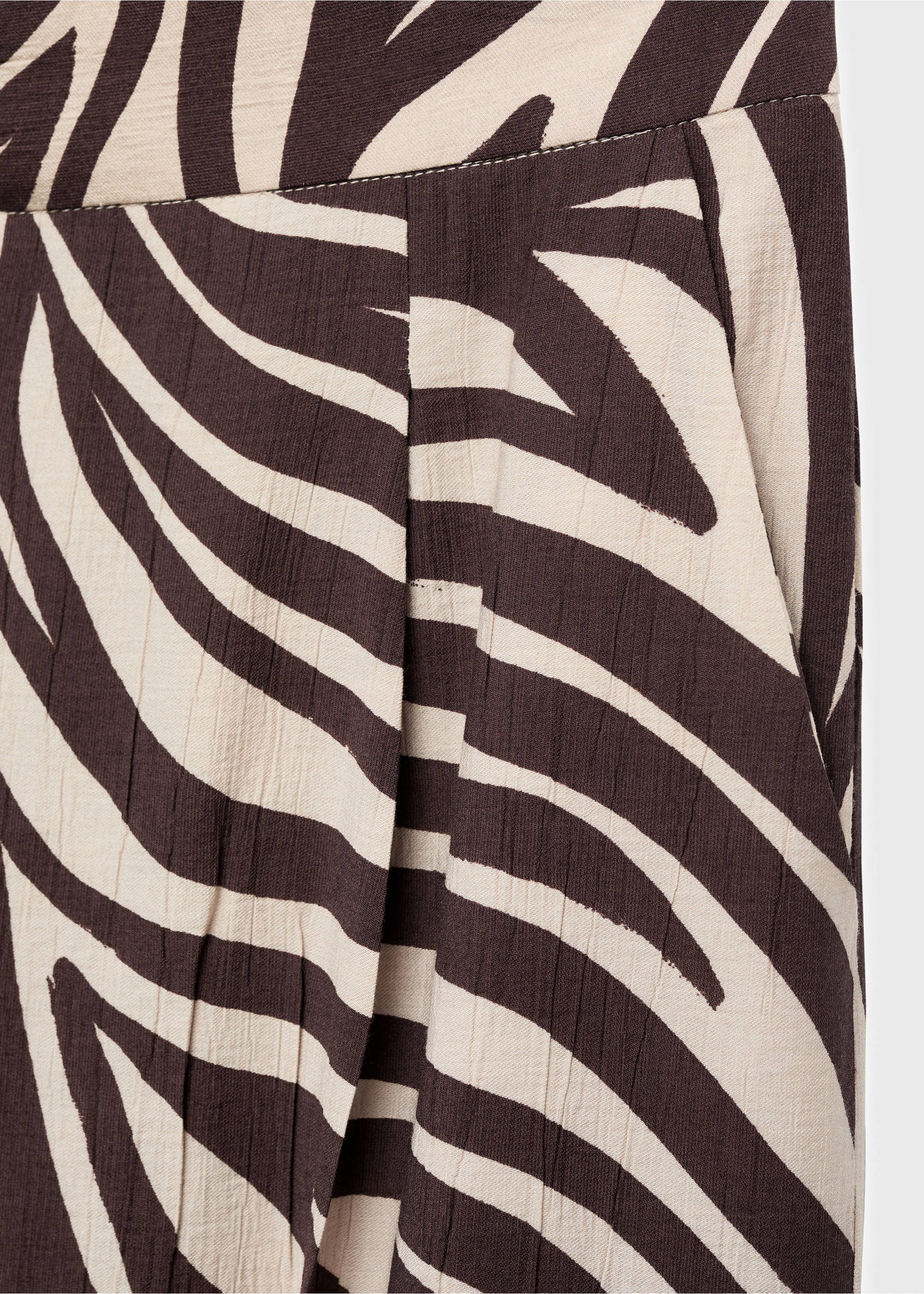 Straight-leg zebra-print pleated trousers - Details of the article 0, Black. Ref: 17094785-00.