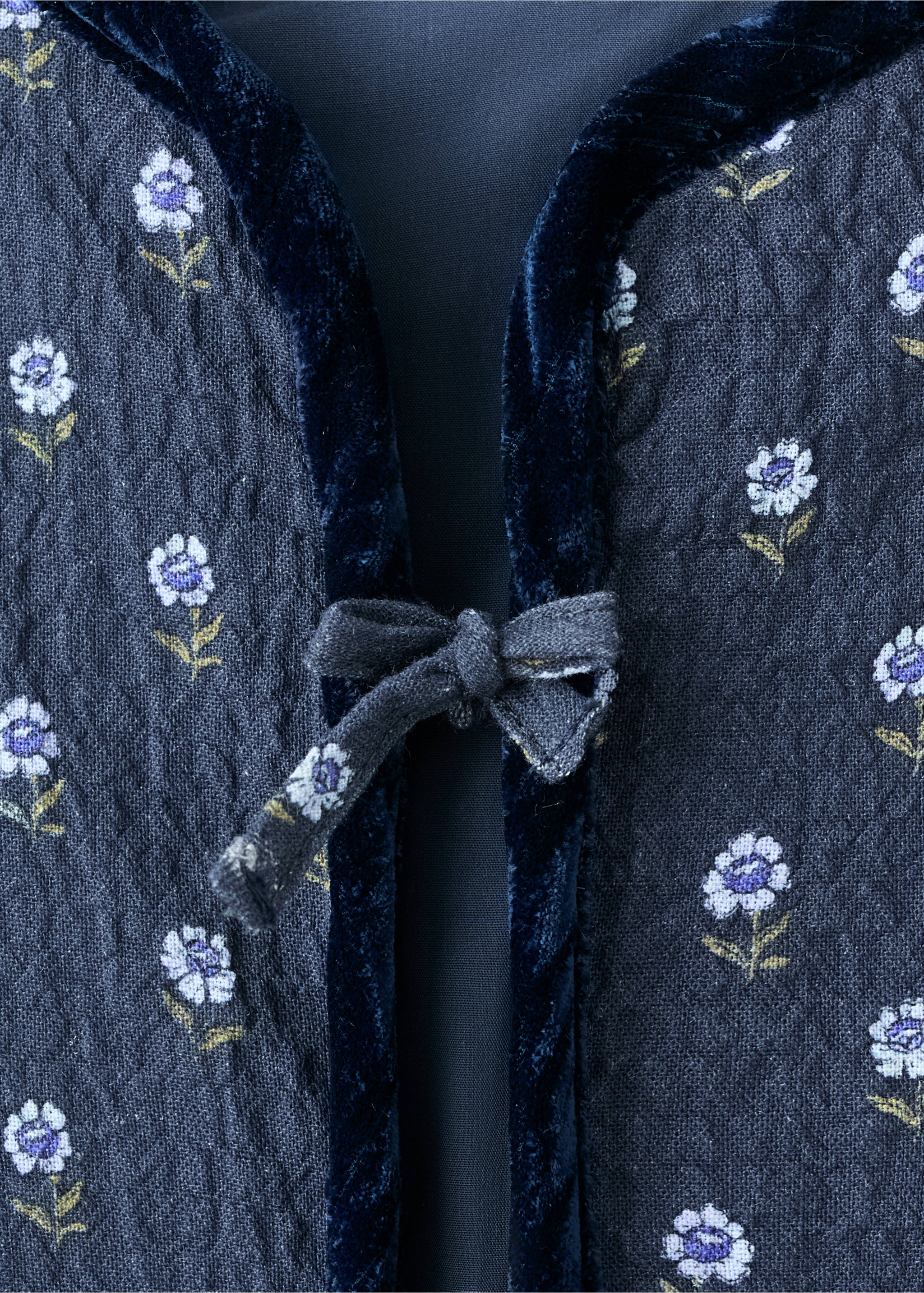 Floral quilted gilet - Details of the article 8, Navy. Ref: 17095161-00.