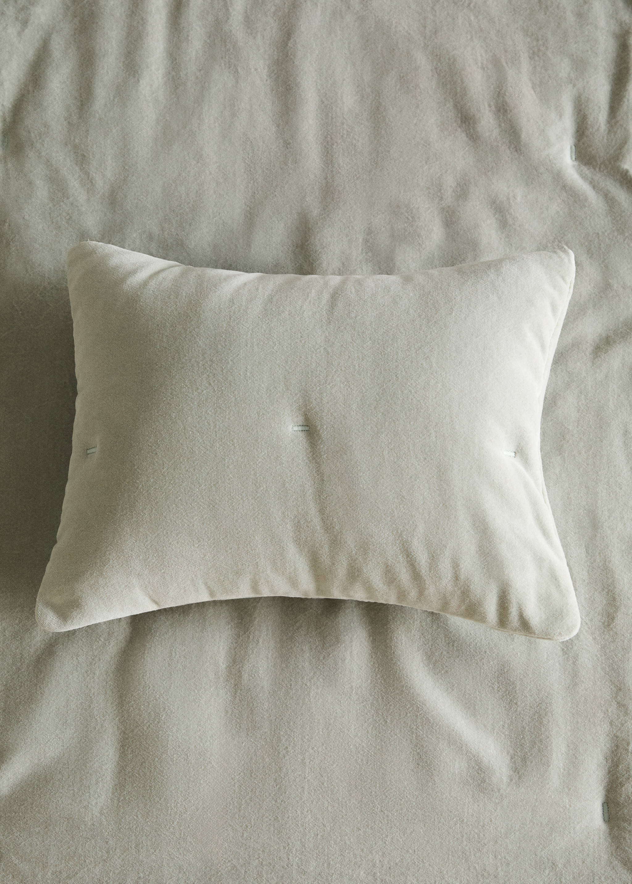 Cotton velvet garment-dyed cushion cover for children’s bed 30x40 cm - General plane