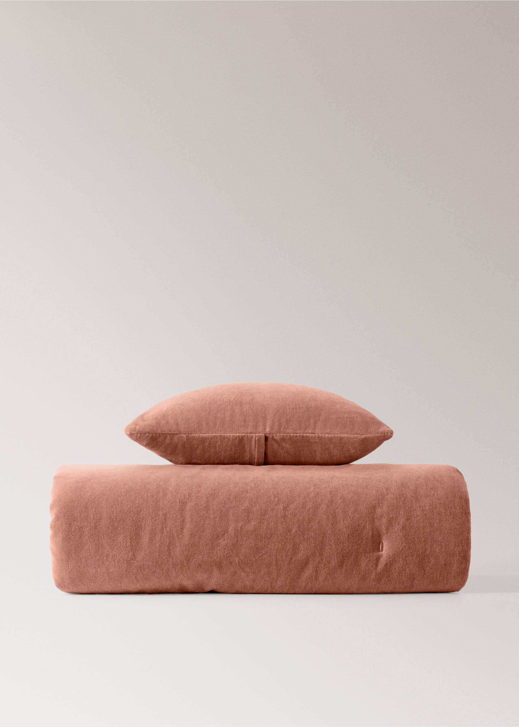 Cotton velvet garment-dyed cushion cover for children’s bed 30x40 cm - Details of the article 4, Pink. Ref: 17095163-00.