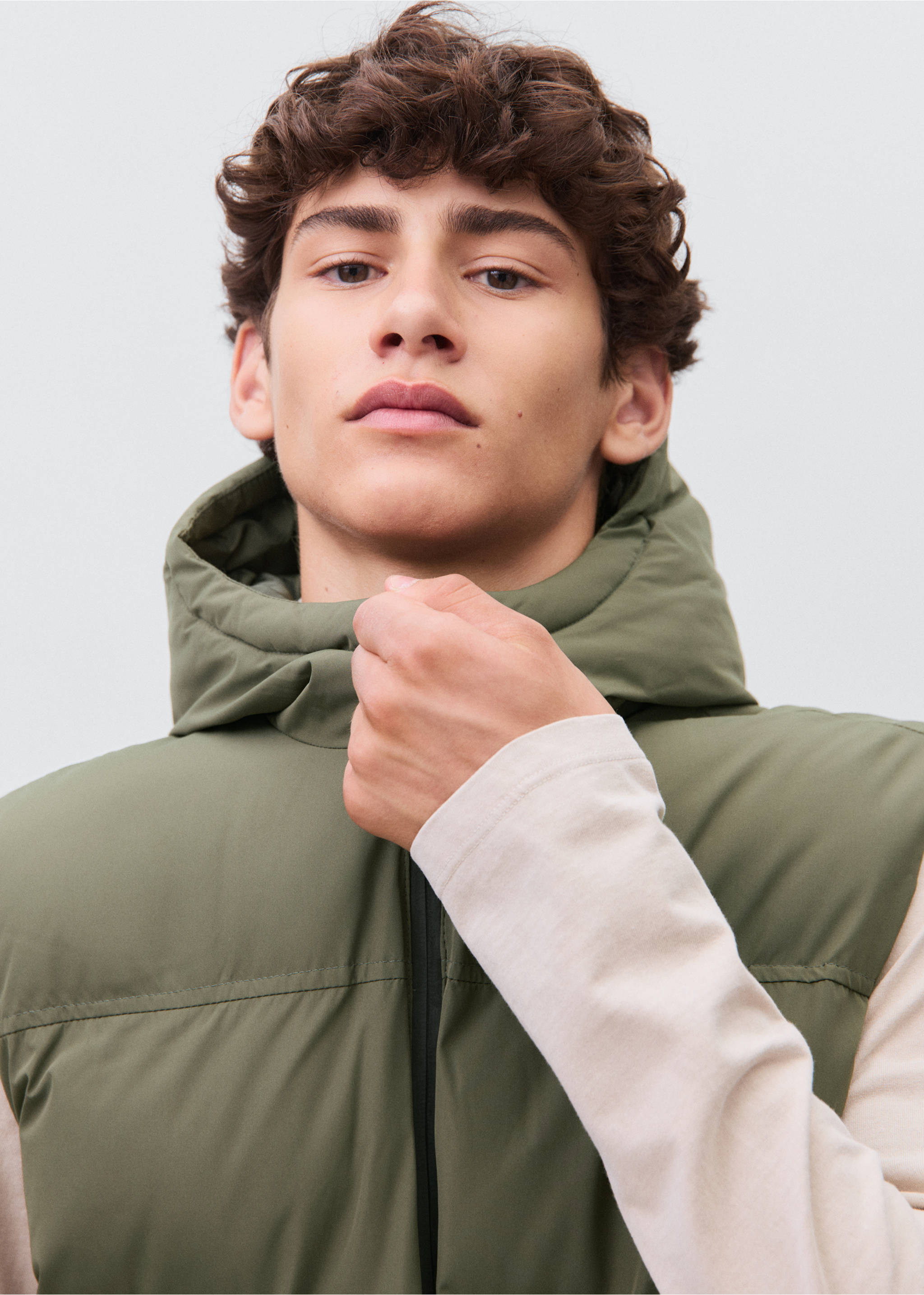 Quilted gilet - Details of the article 4, Khaki. Ref: 17095783-00.