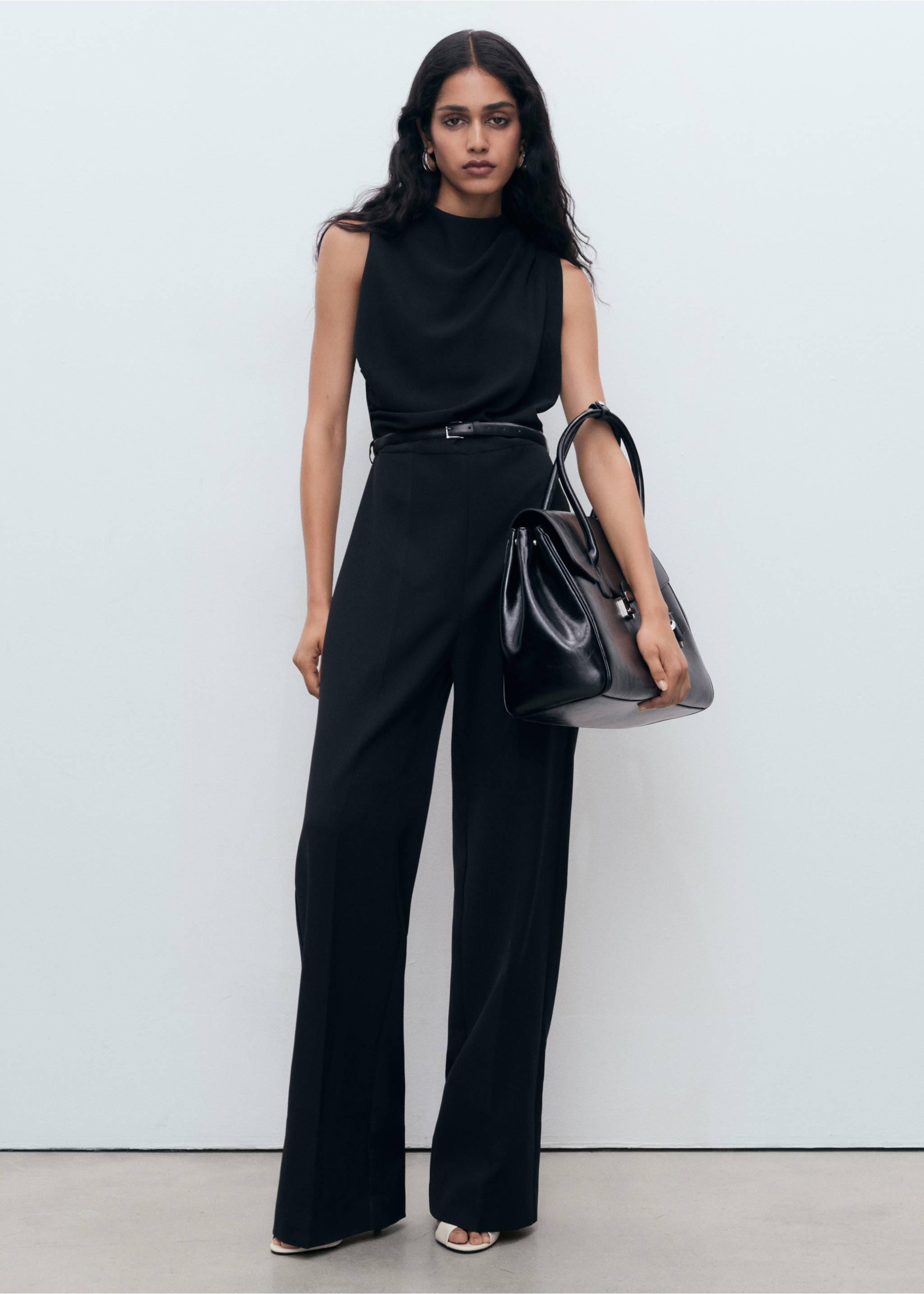 Lange jumpsuit met gedrapeerde hals en ceintuur - Overzichtstekening, Zwart. Ref: 17095785-00.
