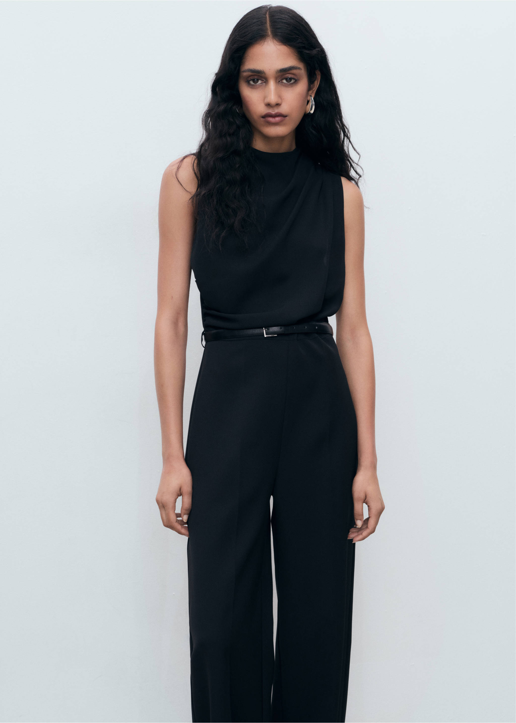 Lange jumpsuit met gedrapeerde hals en ceintuur - Middenvlak, Zwart. Ref: 17095785-00.