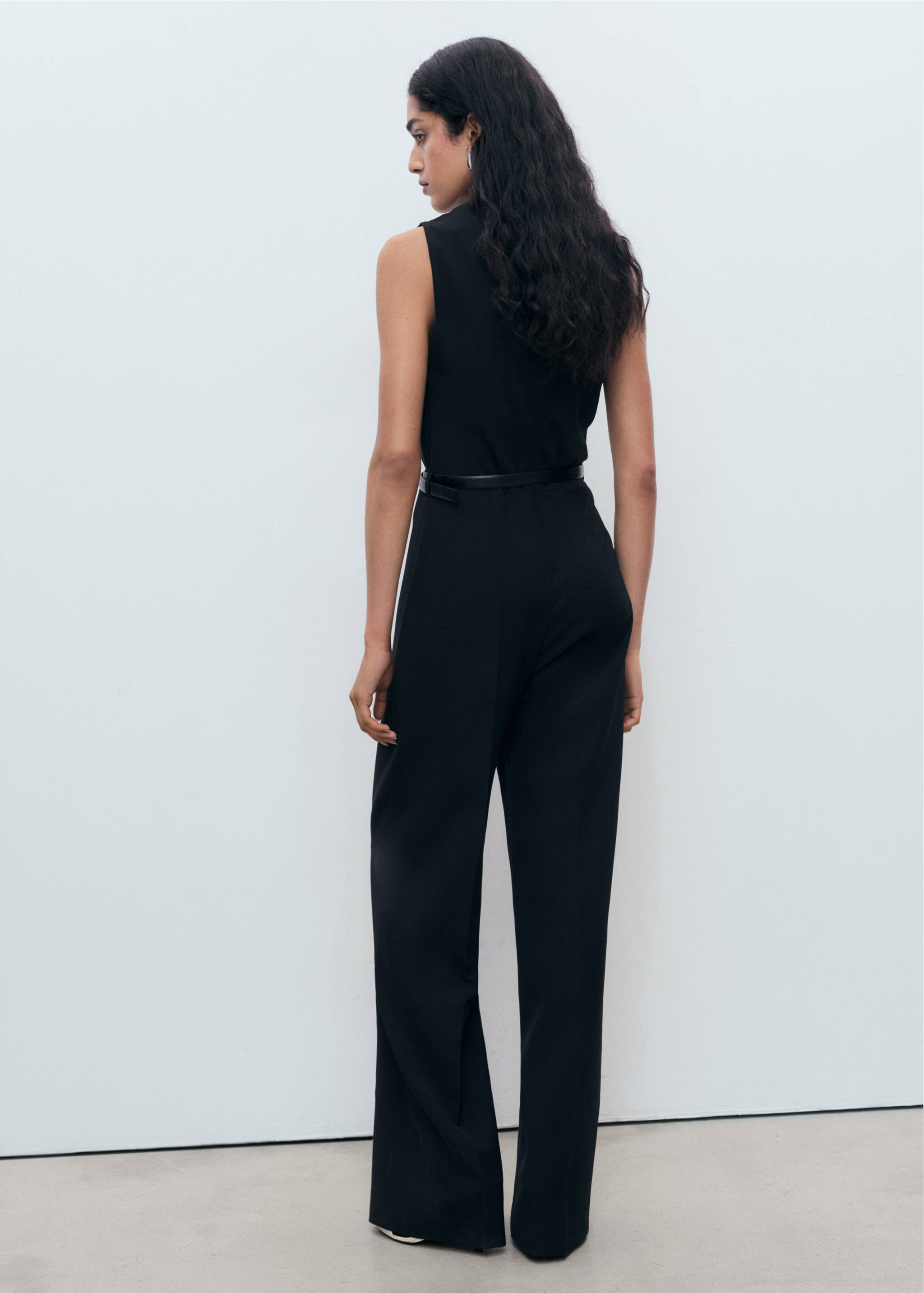 Lange jumpsuit met gedrapeerde hals en ceintuur - Achterkant van het artikel, Zwart. Ref: 17095785-00.