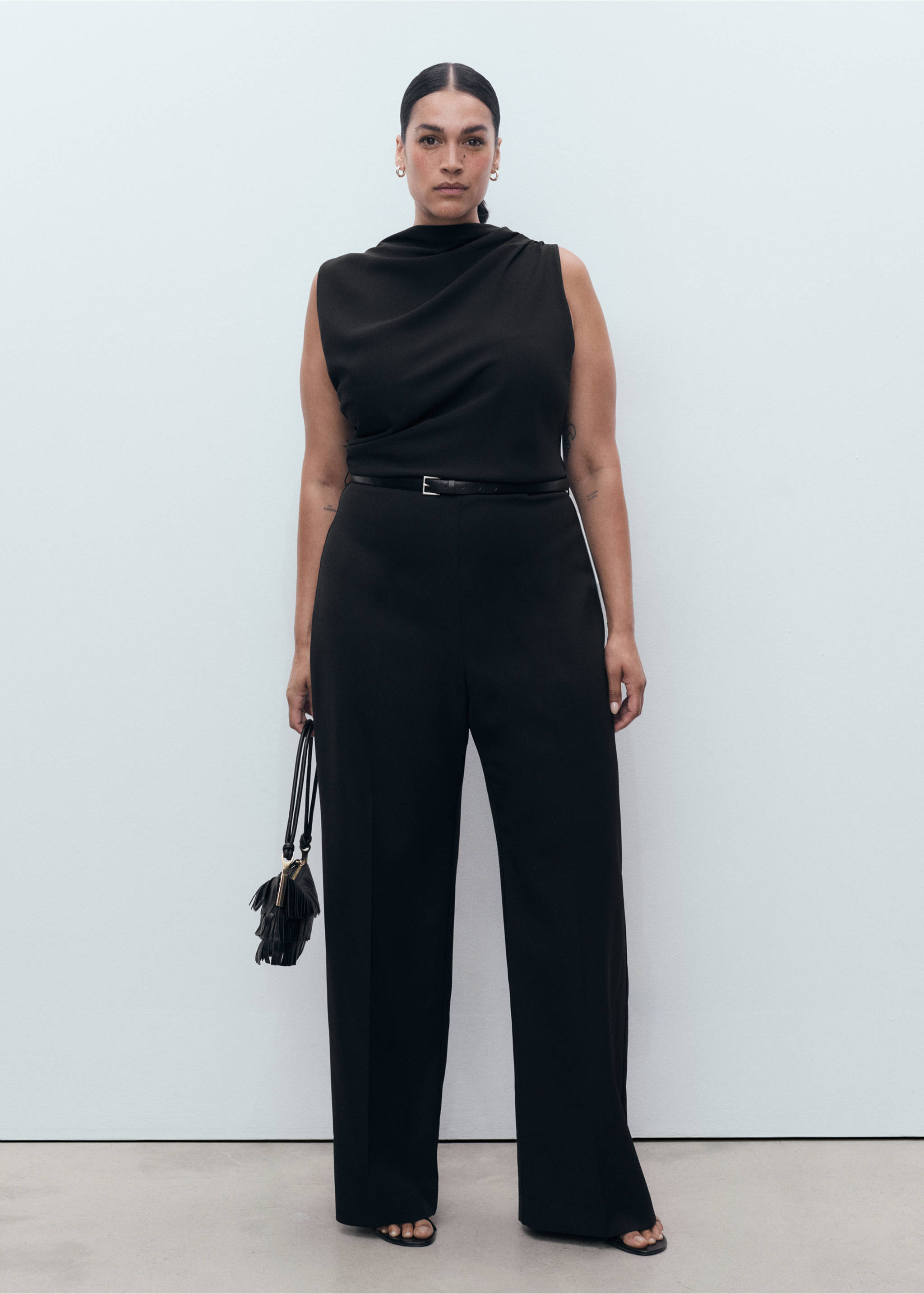 Lange jumpsuit met gedrapeerde hals en ceintuur - Detail van het artikel 6, Zwart. Ref: 17095785-00.