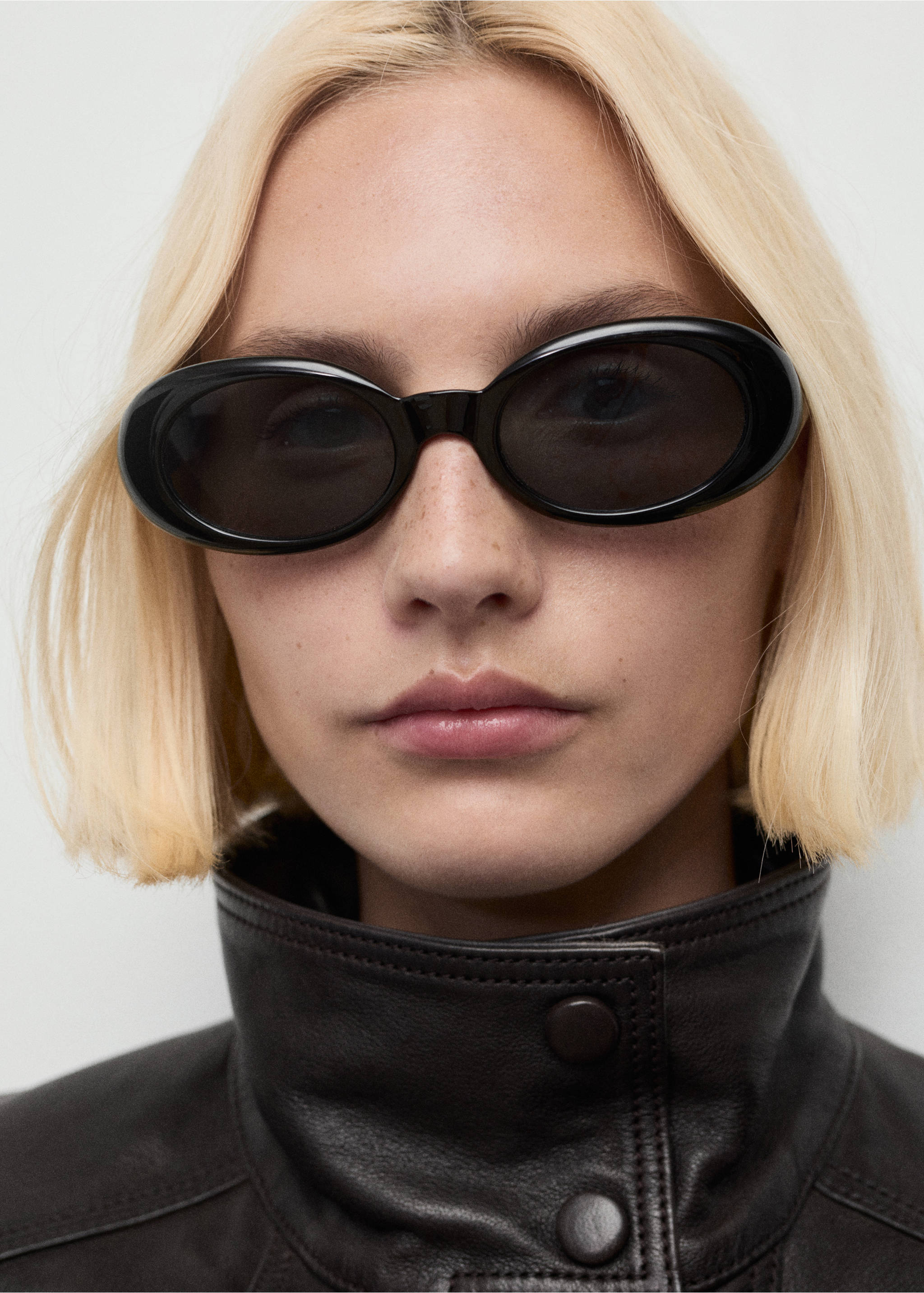 High-neck leather jacket - Details of the article 1, Brown. Ref: 17095786-00.