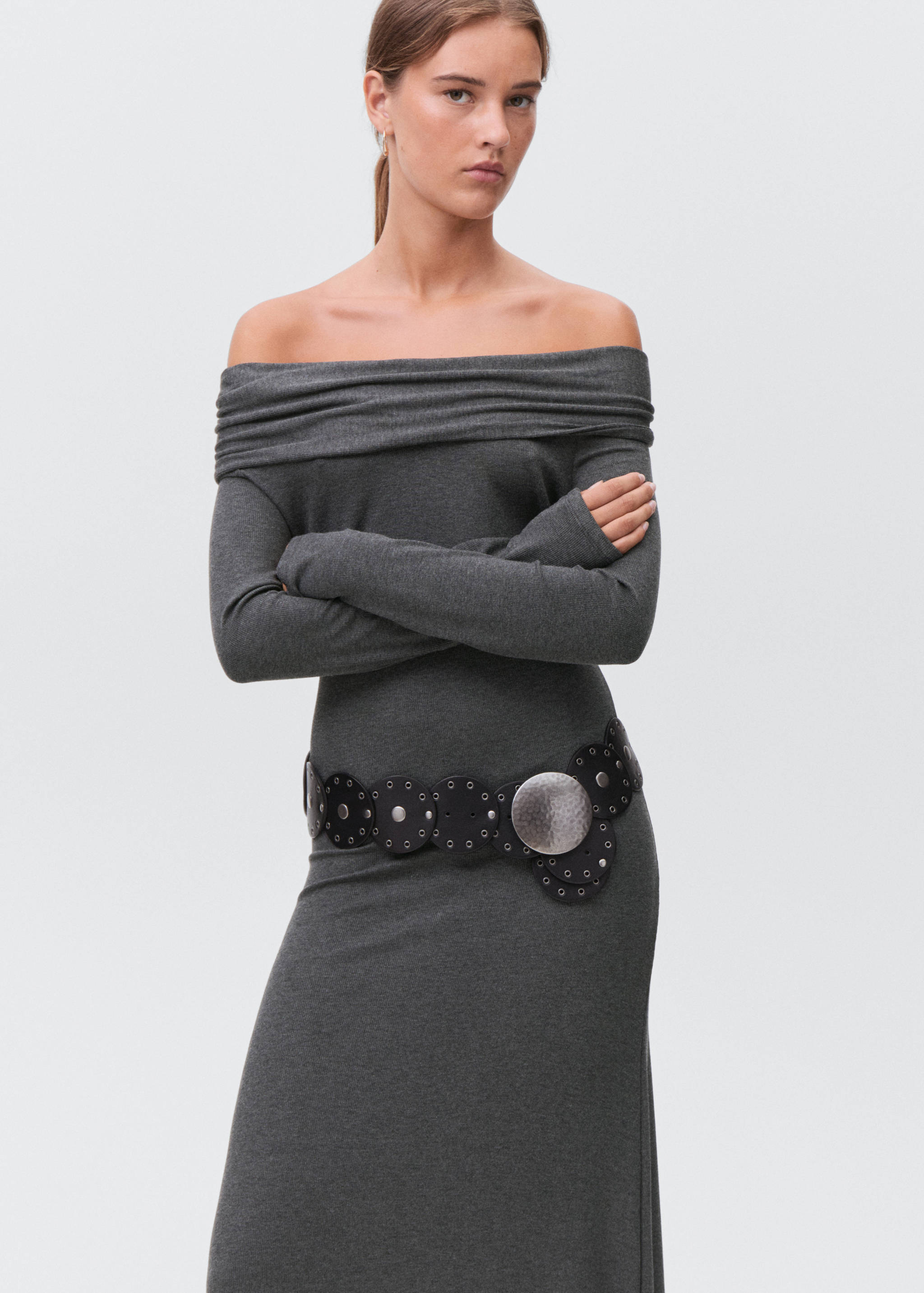 Off shoulder-klänning - Bild av mittparti