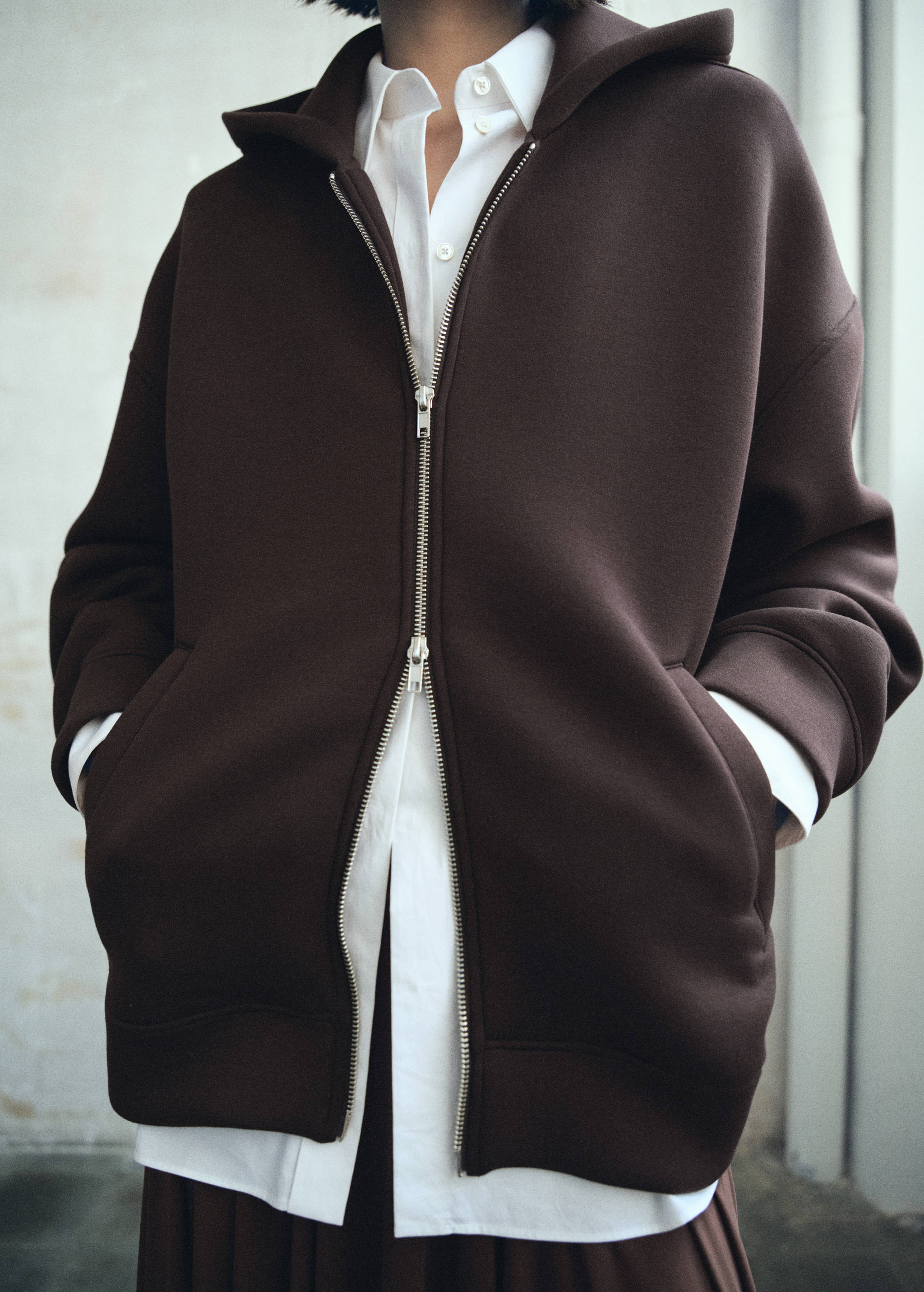 Chaqueta oversize capucha - Plano medio