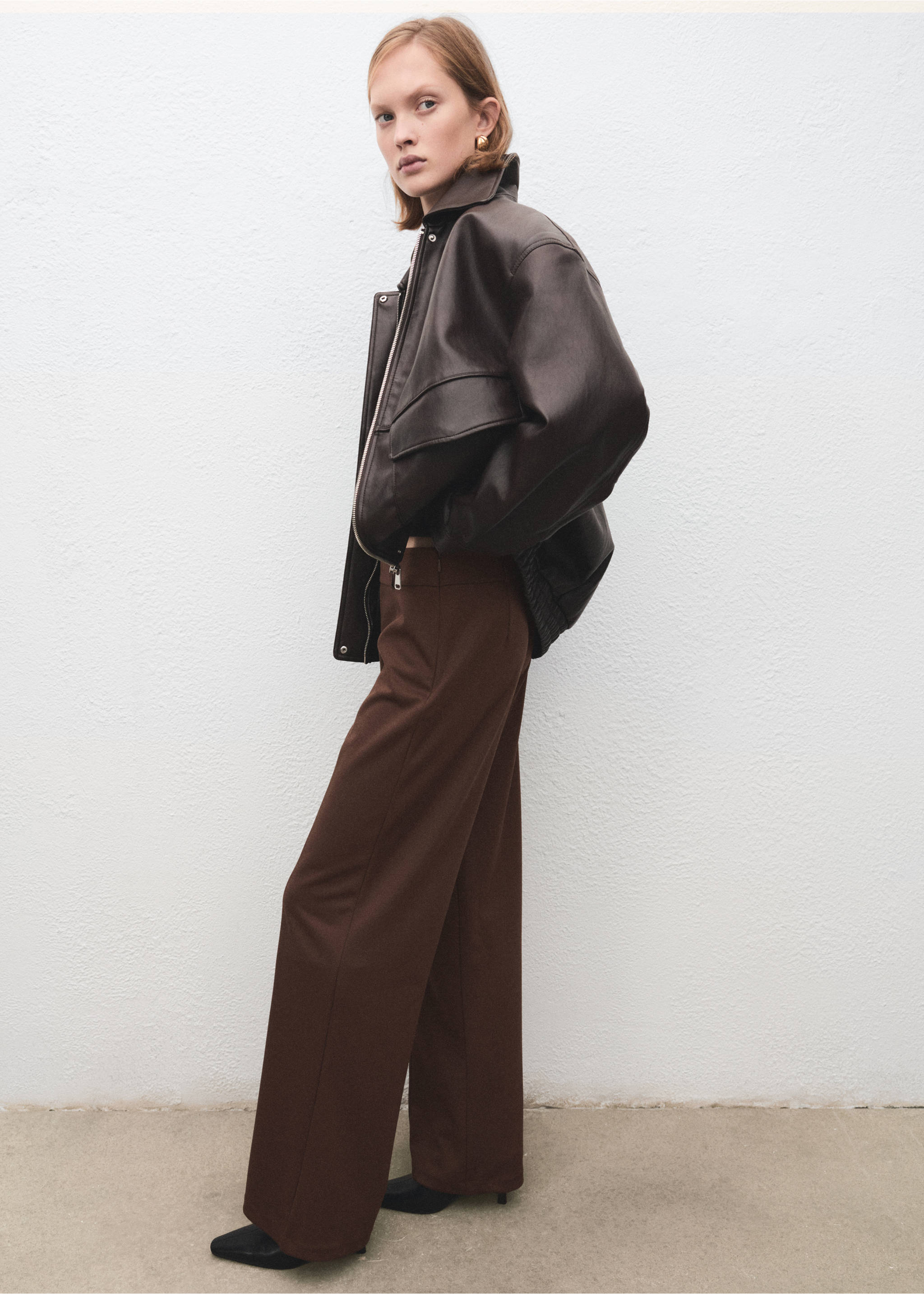 High-waisted wide leg trousers with belt loops - Details of the article 2, Medium Brown. Ref: 17095818-00.