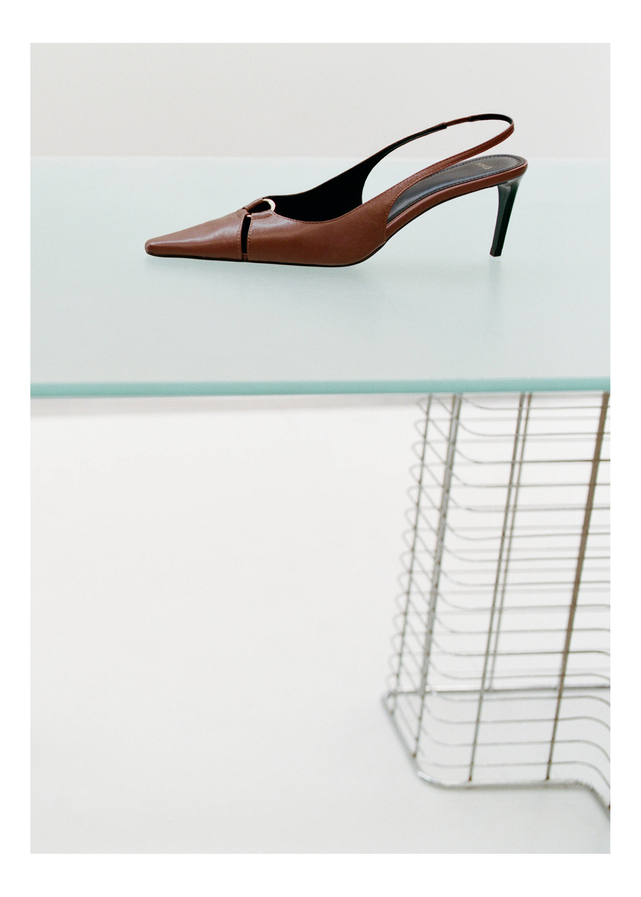 Leather heeled shoes with ring - Details of the article 7, Cognac. Ref: 17095989-00.