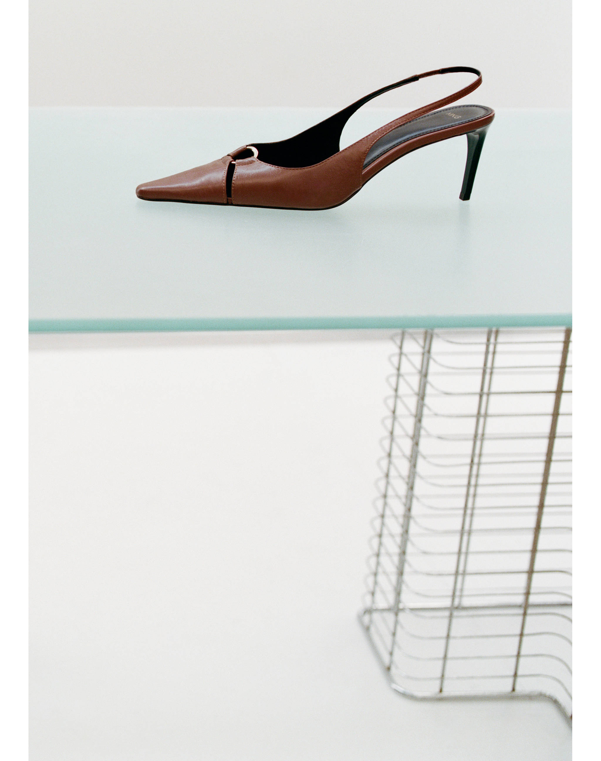 Leather heeled shoes with ring - Details of the article 7