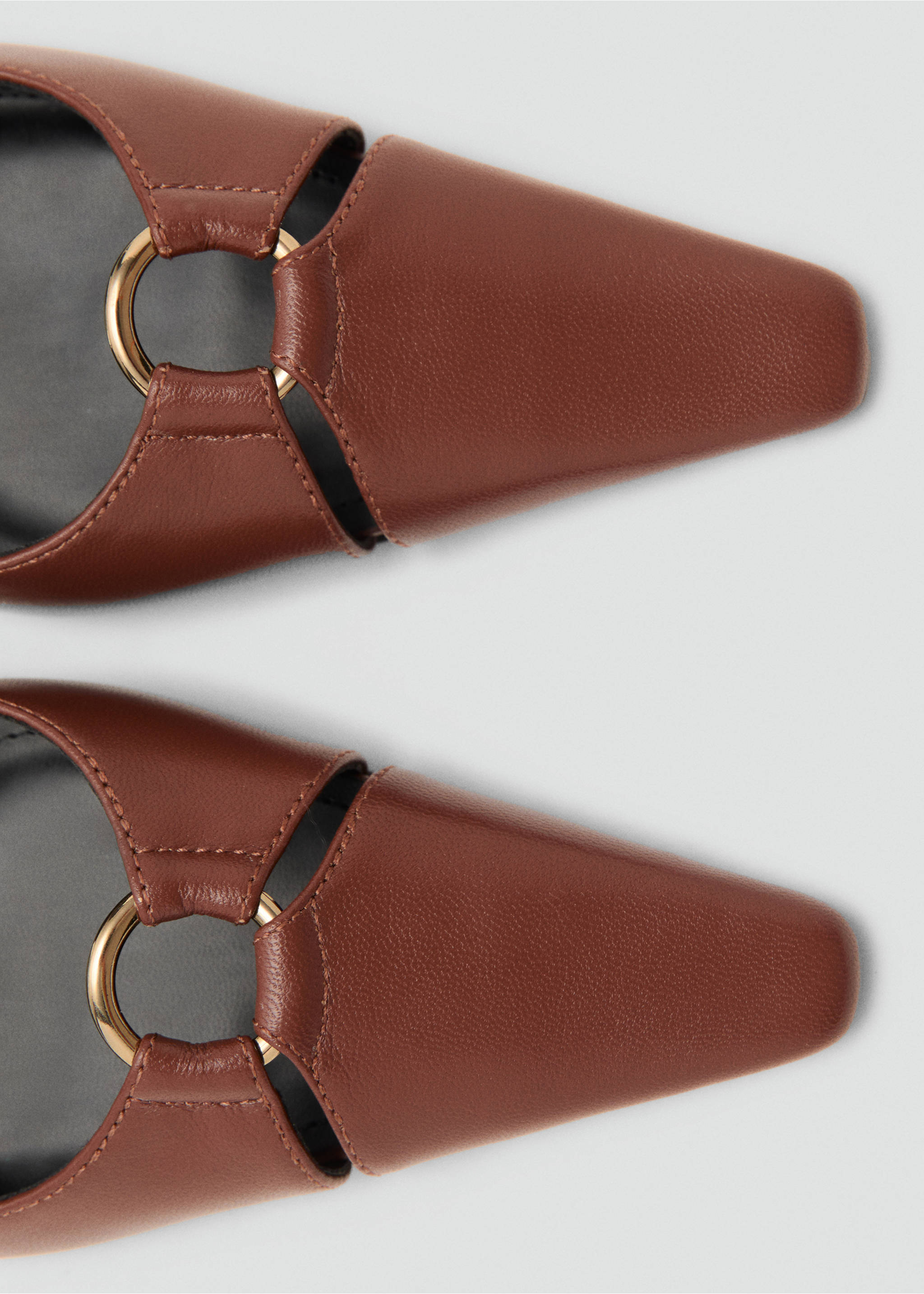 Leather heeled shoes with ring - Details of the article 2, Cognac. Ref: 17095989-00.