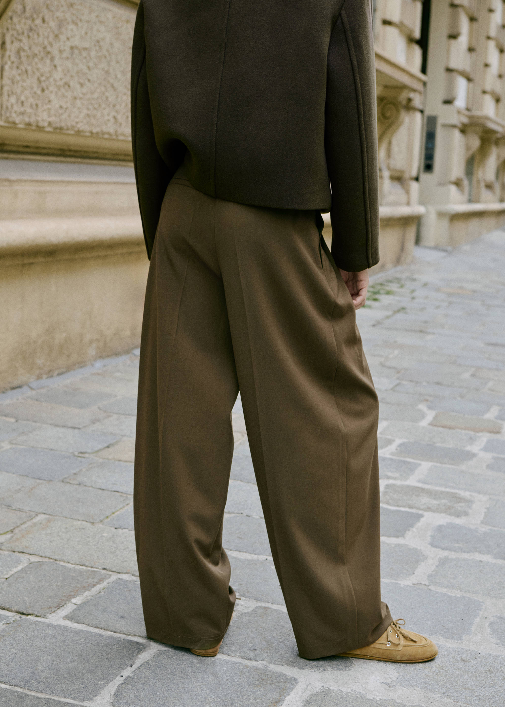 Wide leg mid-rise pleated trousers - Reverse of the article