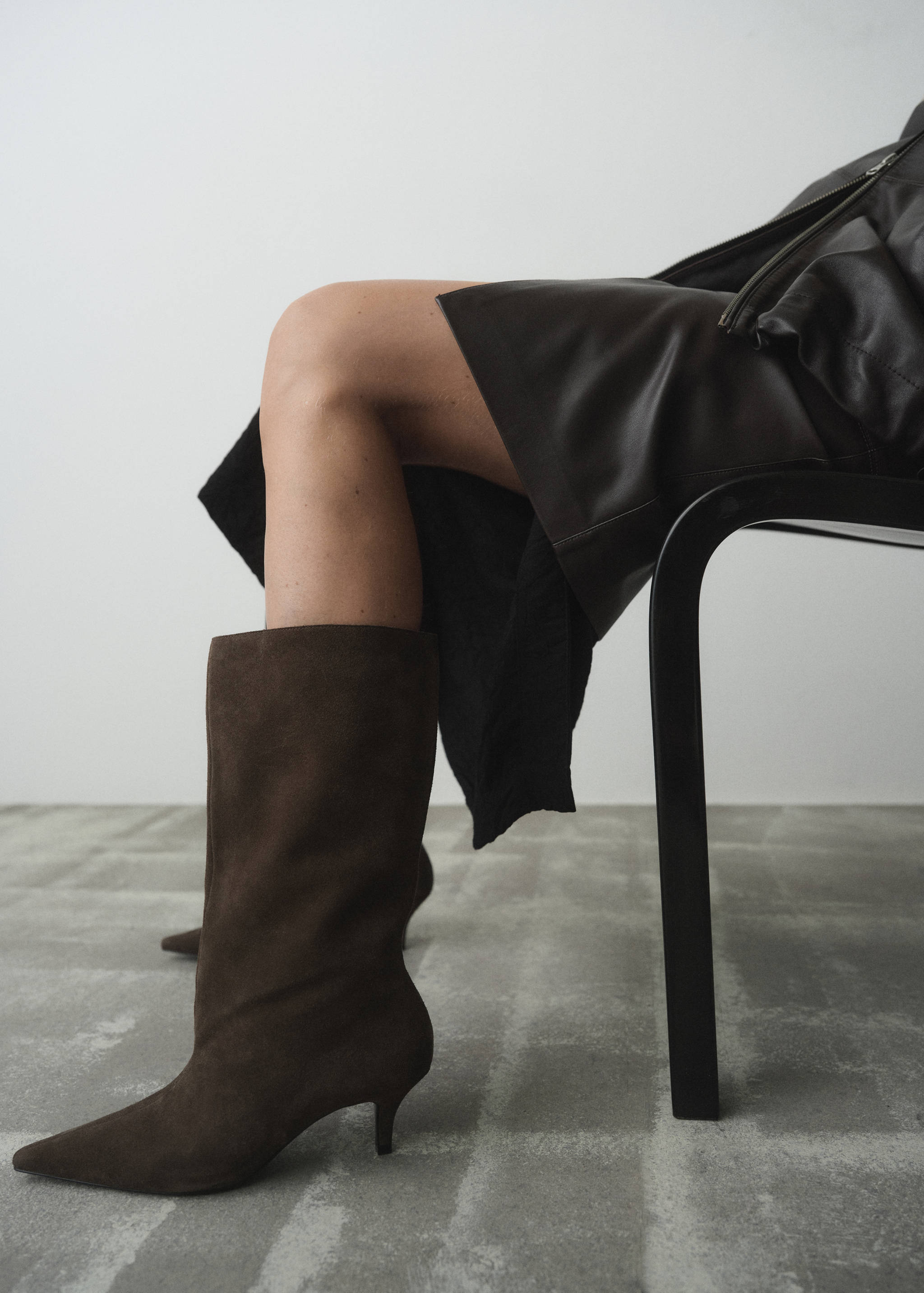Kitten-Heel-Stiefelette aus Rauleder - Detail des Artikels 7