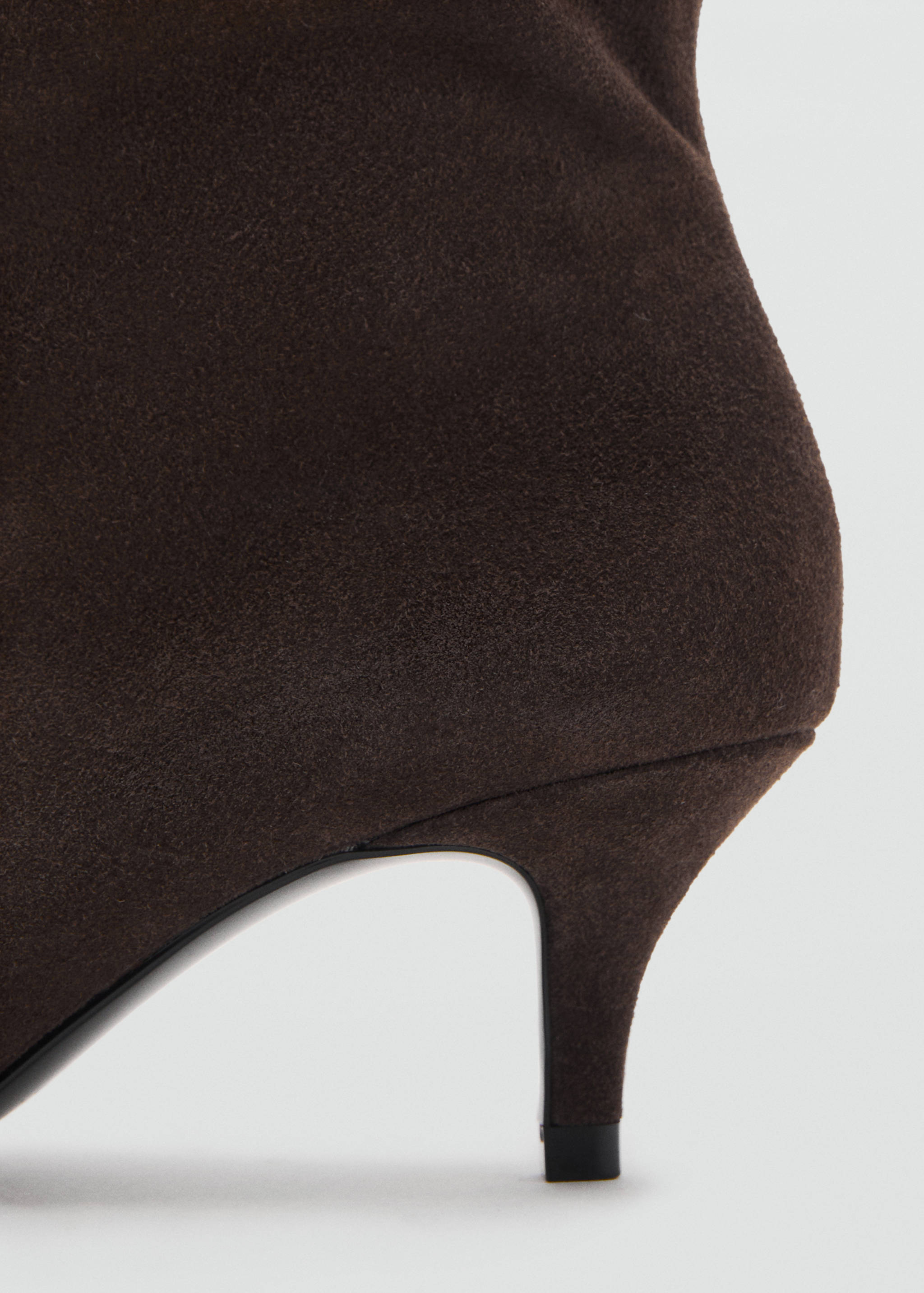 Kitten-Heel-Stiefelette aus Rauleder - Detail des Artikels 1