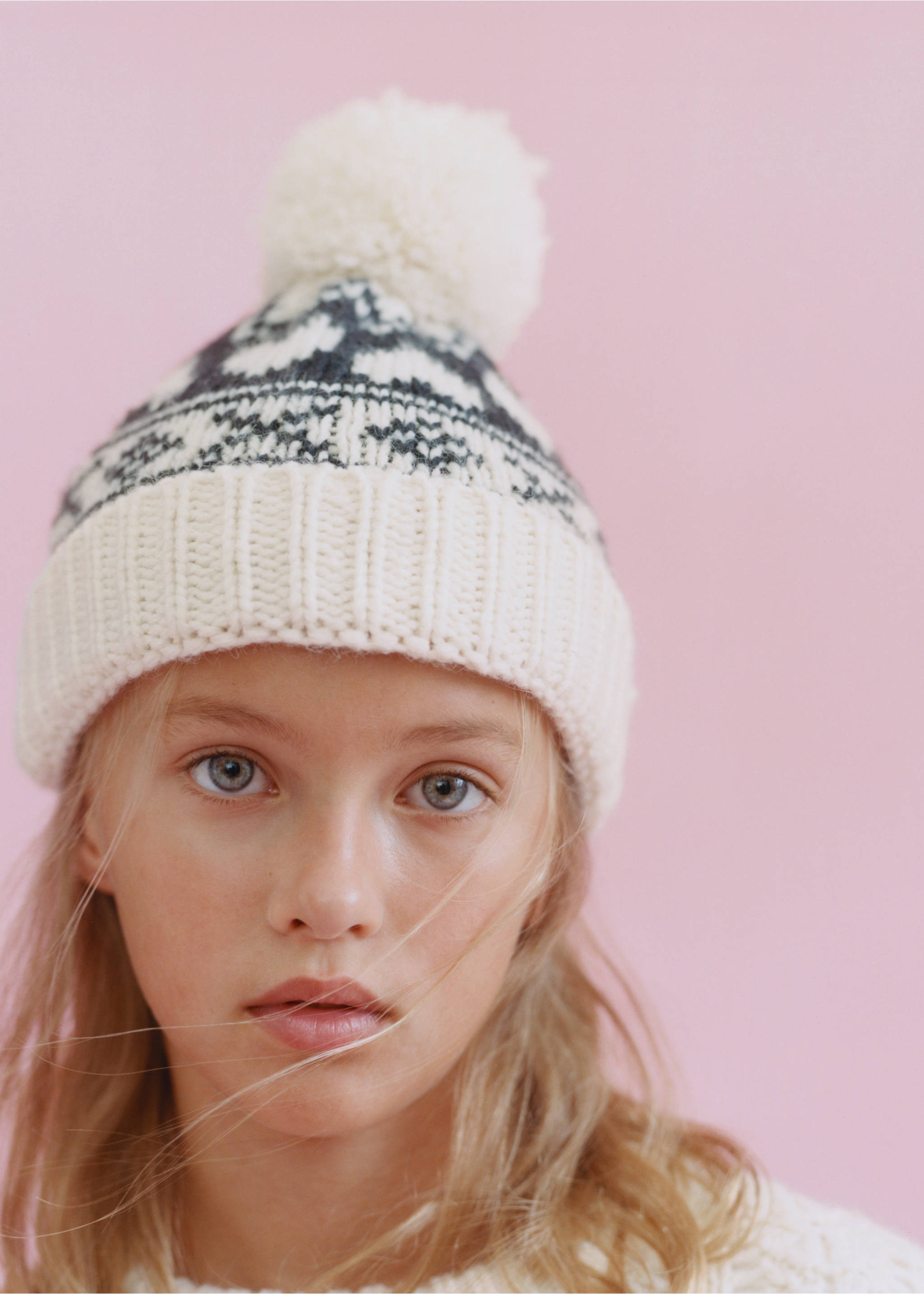 Knitted bobble hat - Details of the article 5, Ecru. Ref: 17096344-00.