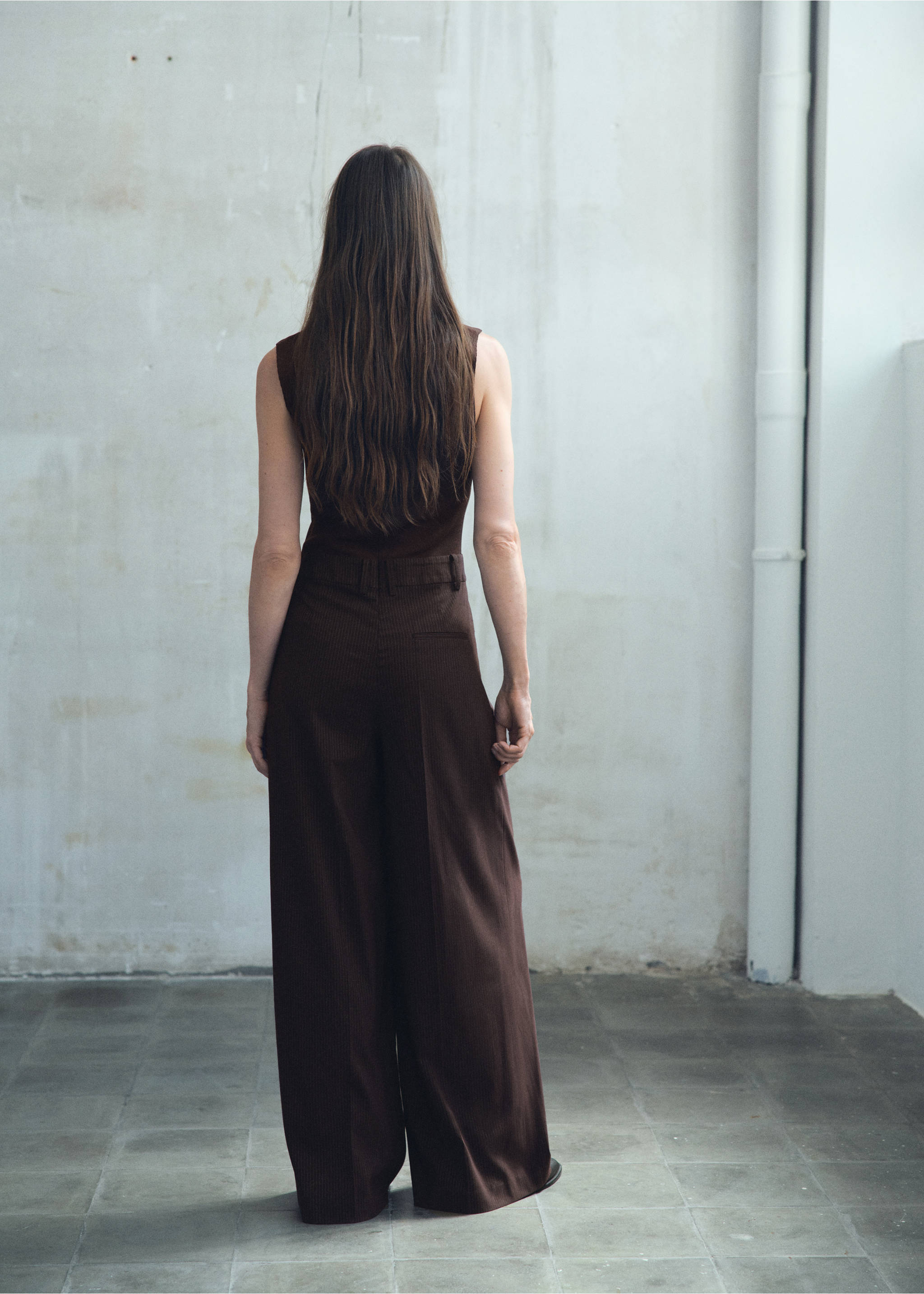 Byxdress i blandmaterial med kritstrecksränder - Artikelns baksida, Choklad. Ref: 17096347-00.