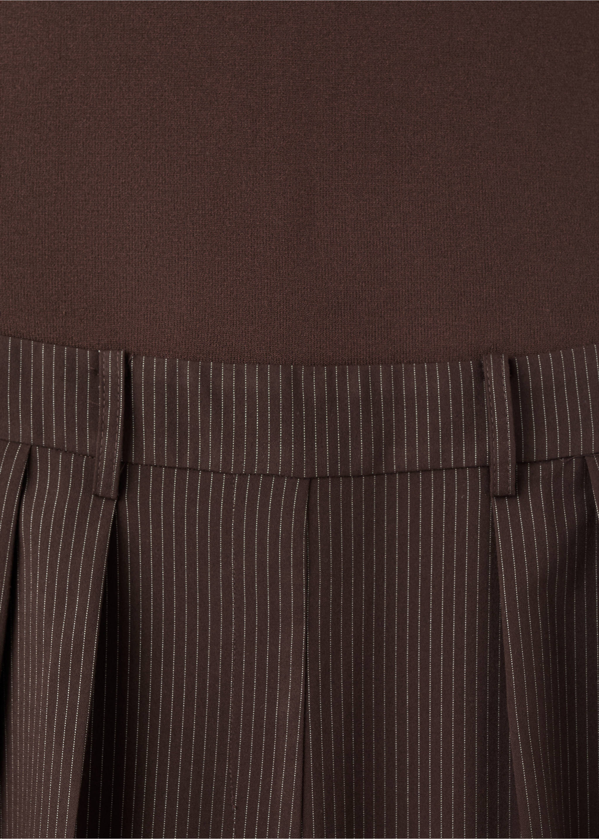 Byxdress i blandmaterial med kritstrecksränder - Detaljer om artikeln 8, Choklad. Ref: 17096347-00.