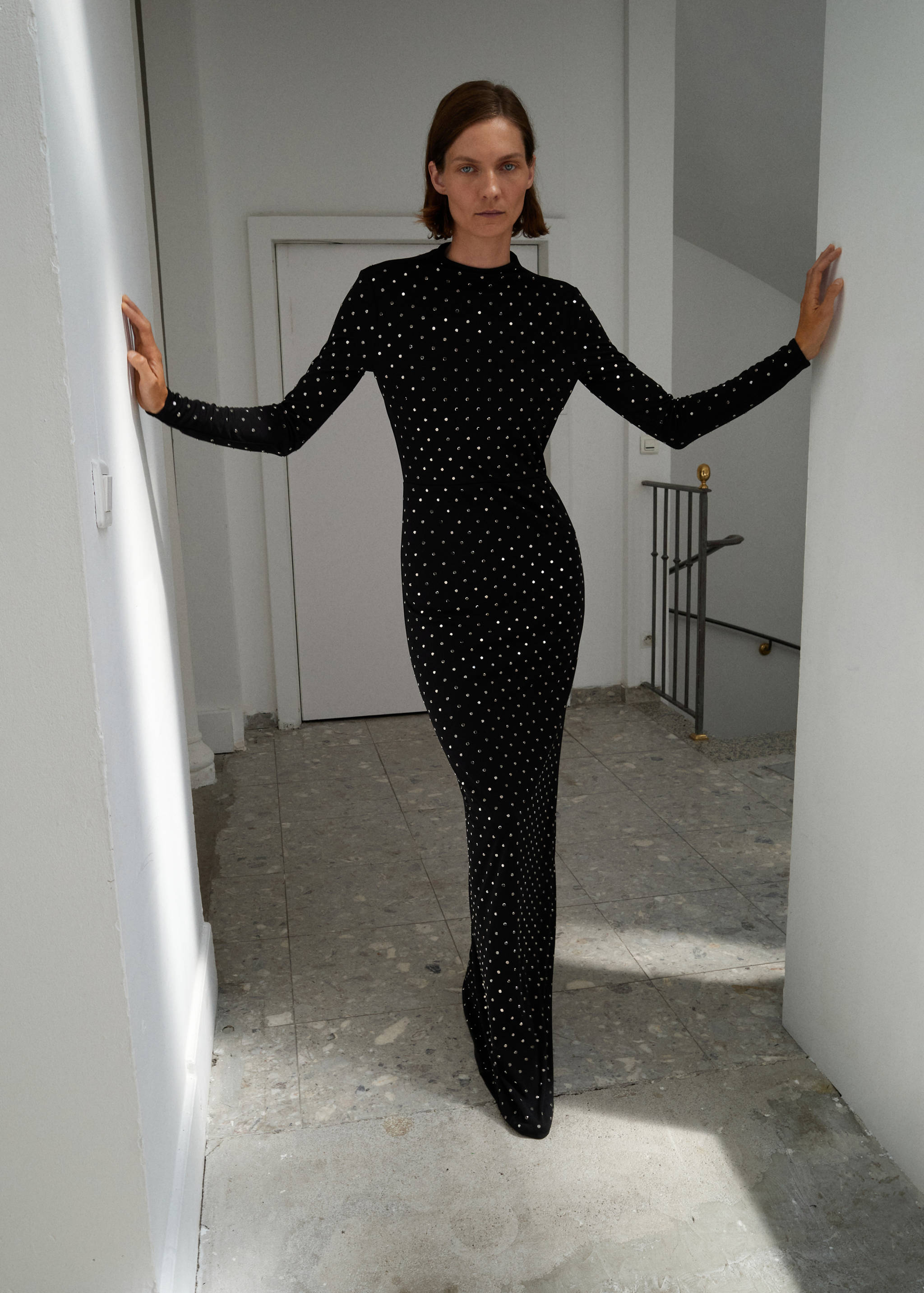 Kleid mit offenem Rücken und Kristallen - Allgemeine Ansicht