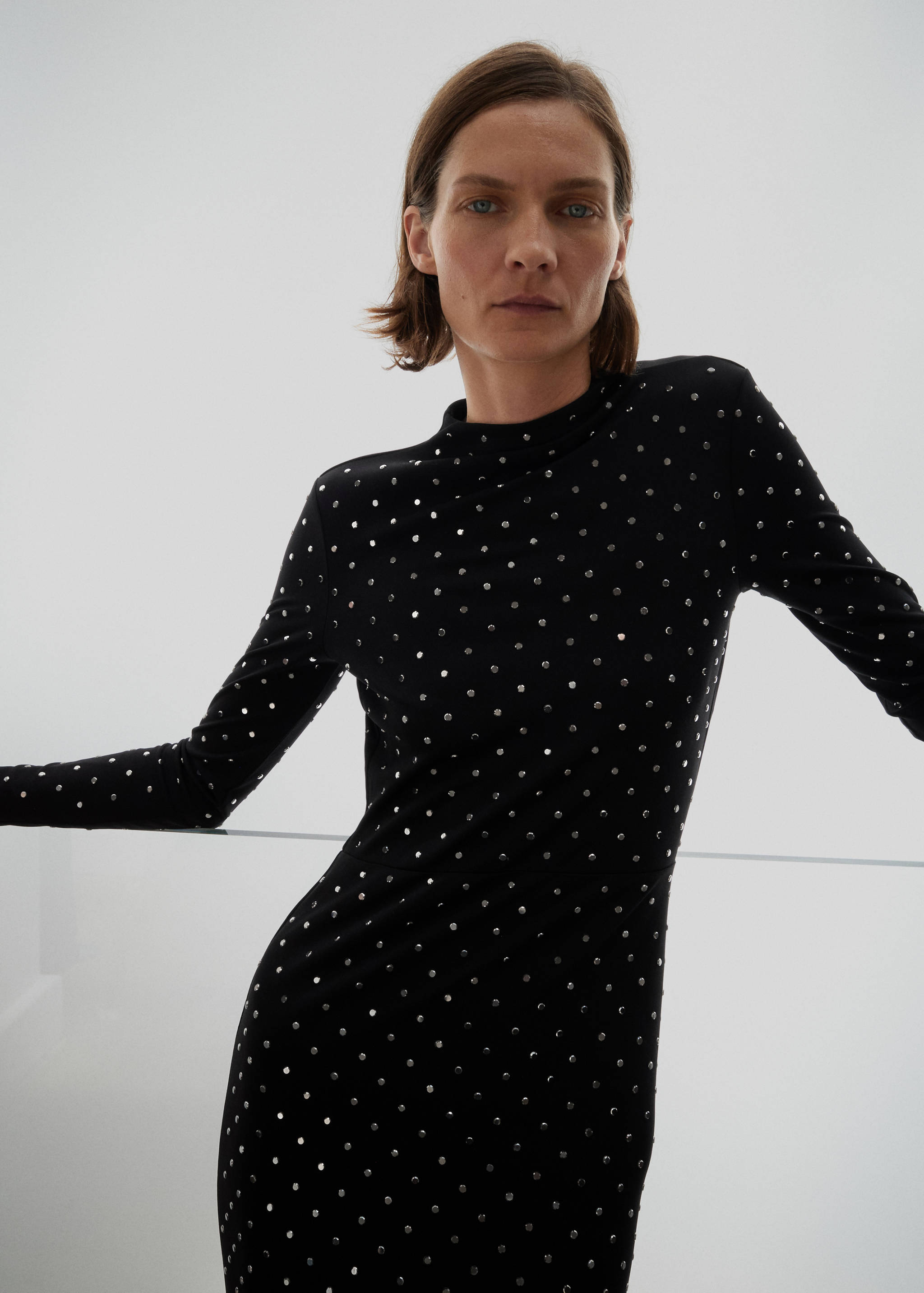 Kleid mit offenem Rücken und Kristallen - Mittlere Ansicht