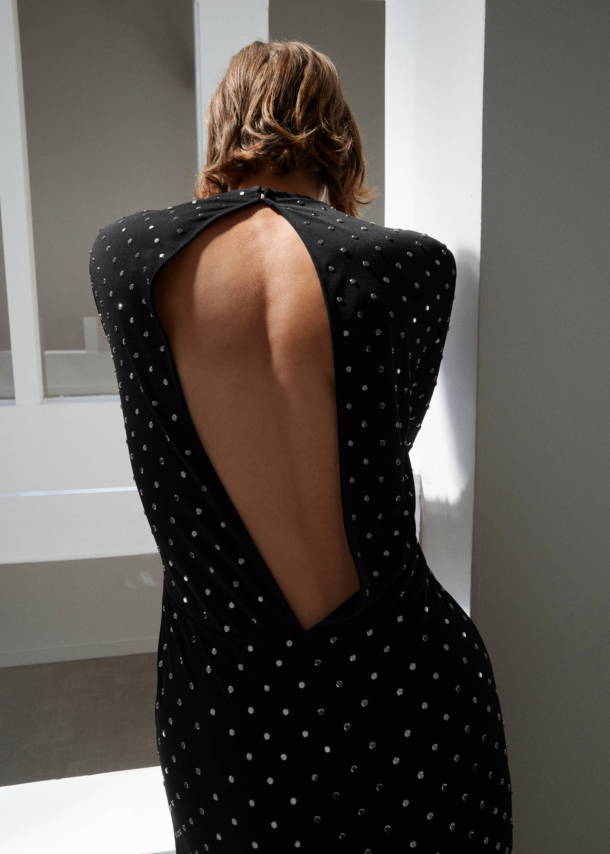 Kleid mit offenem Rücken und Kristallen - Rückseite des Artikels