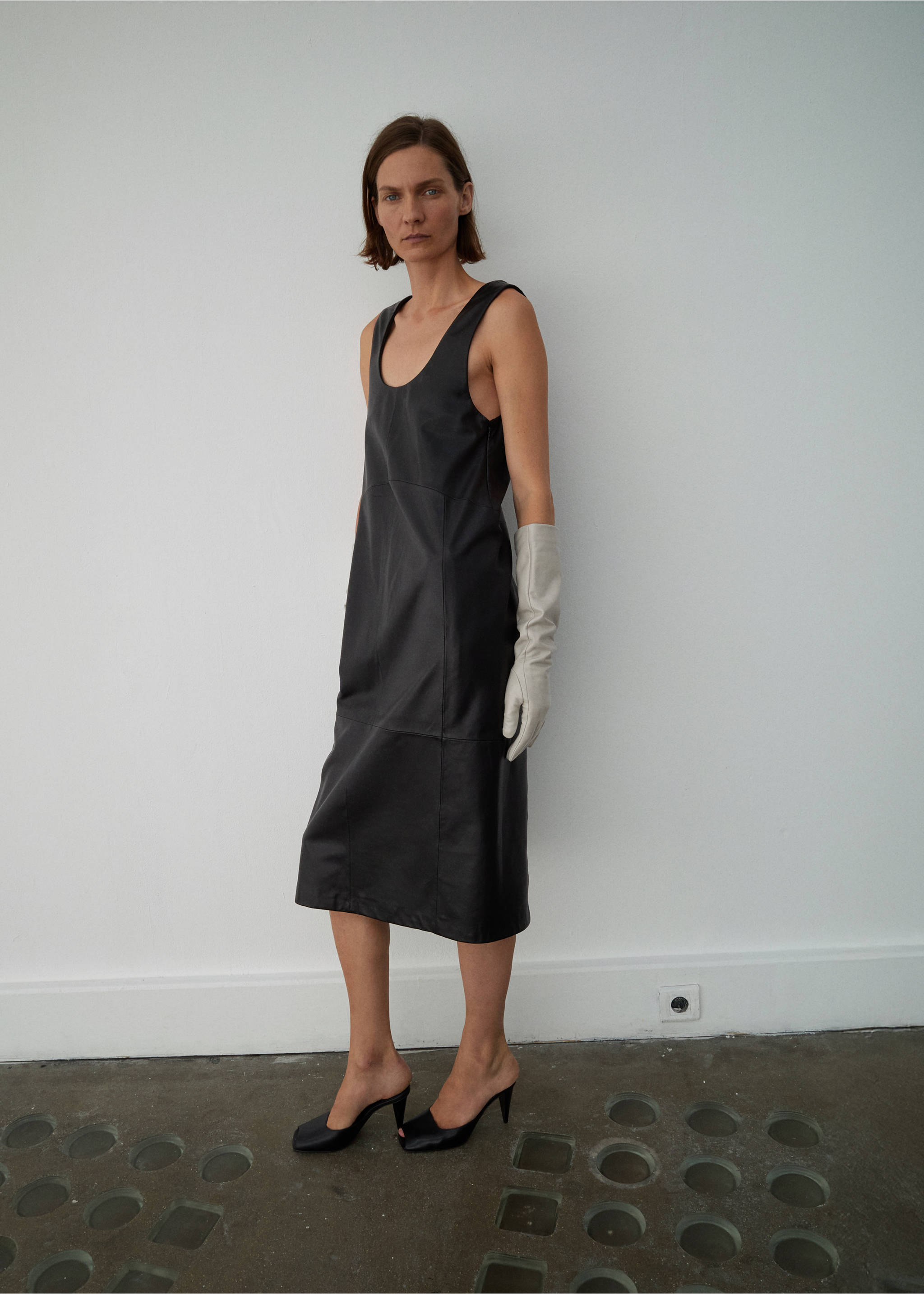 Black sleeveless midi dress with a scoop neck and panel details., Black. Ref: 17096357-00.