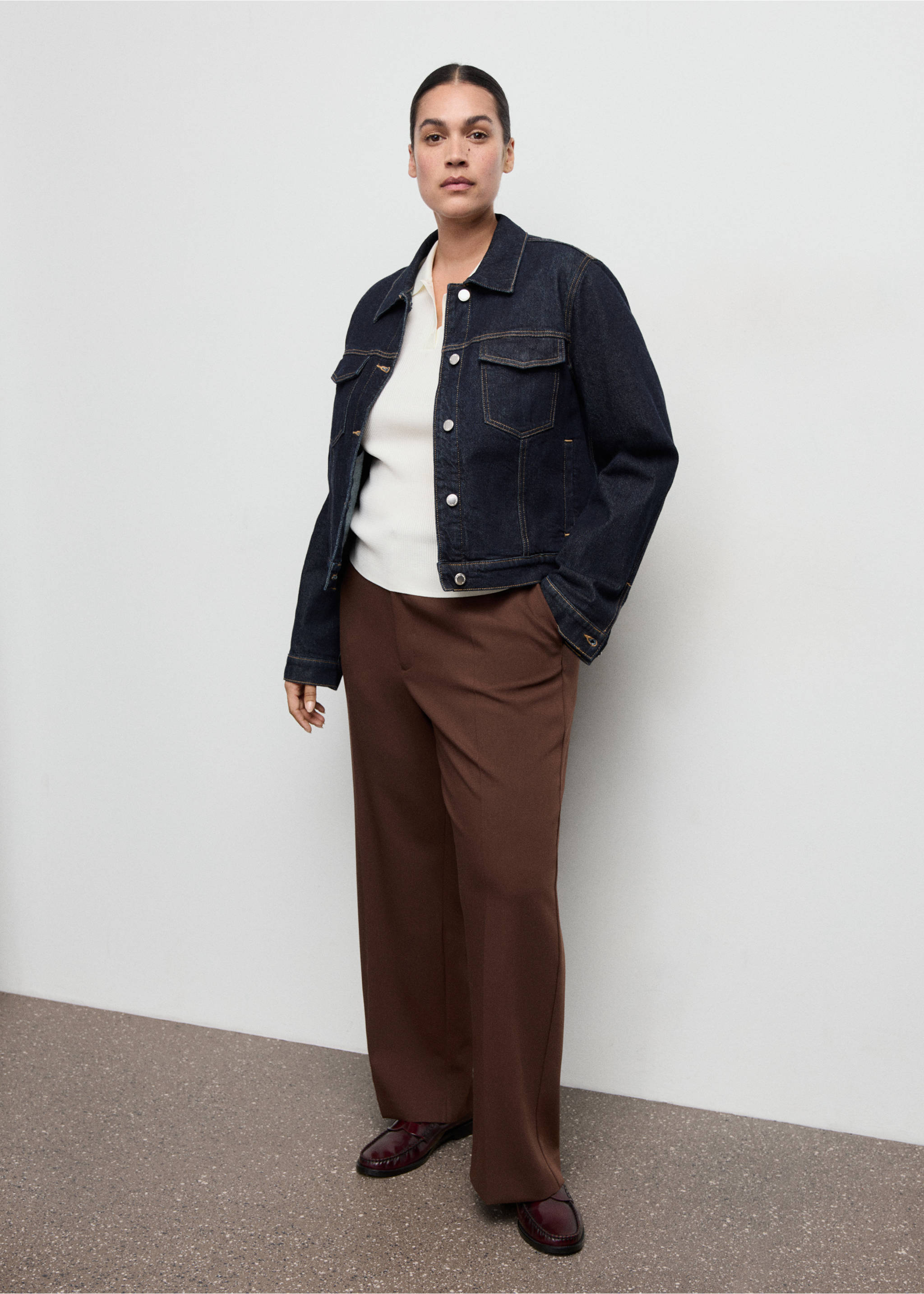 High-waist straight trousers - Details of the article 6, Chocolate. Ref: 17096743-00.