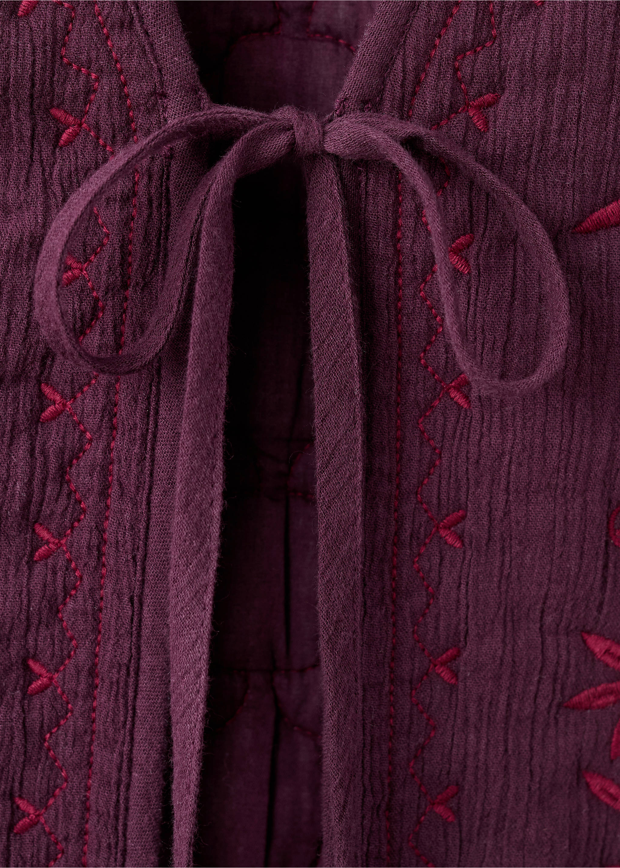 Floral-embroidered waistcoat - Details of the article 8, Burgundy. Ref: 17097122-00.