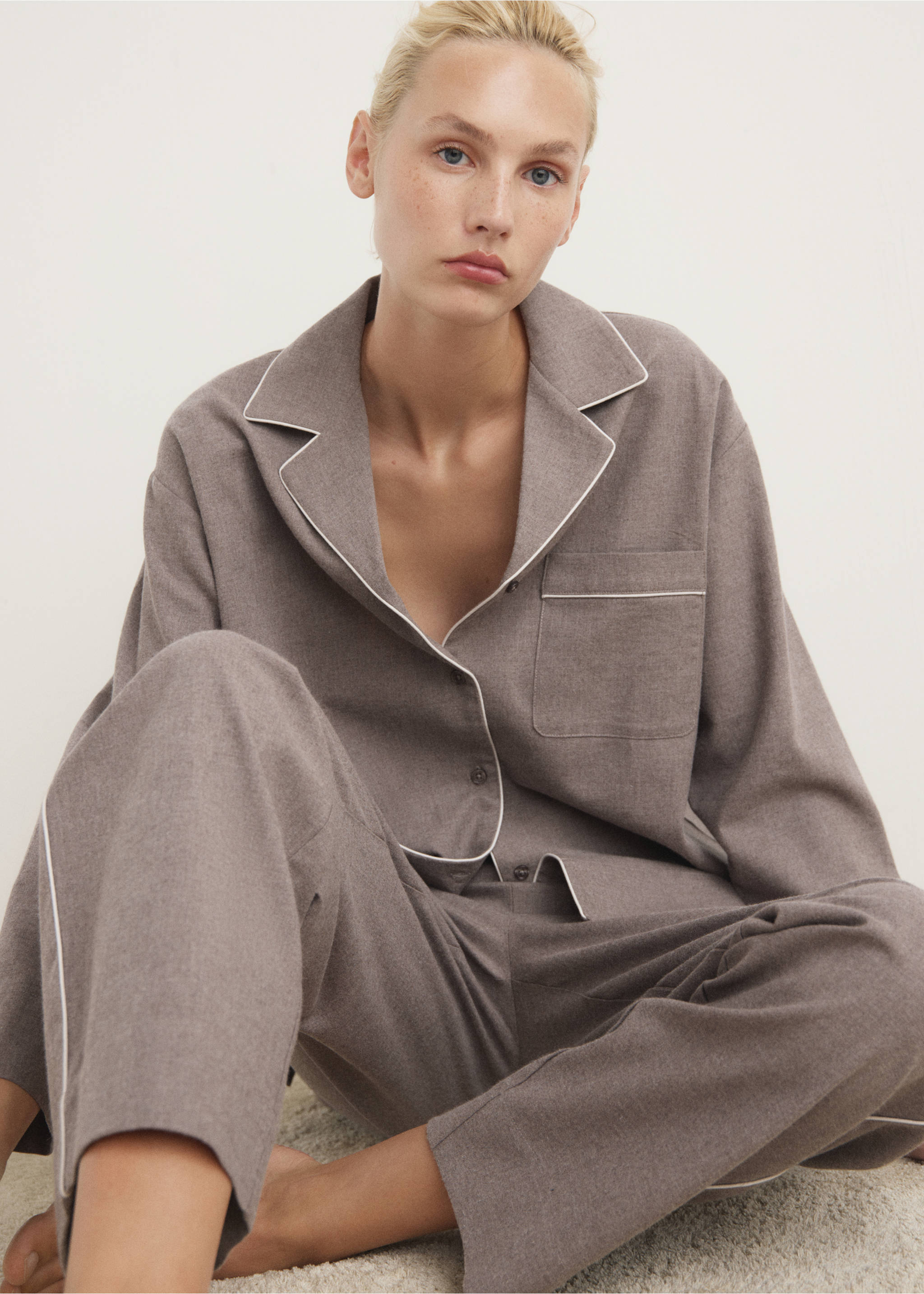 Cotton flannel shirt with contrasting piping - Details of the article 2, Medium Brown. Ref: 17097127-00.