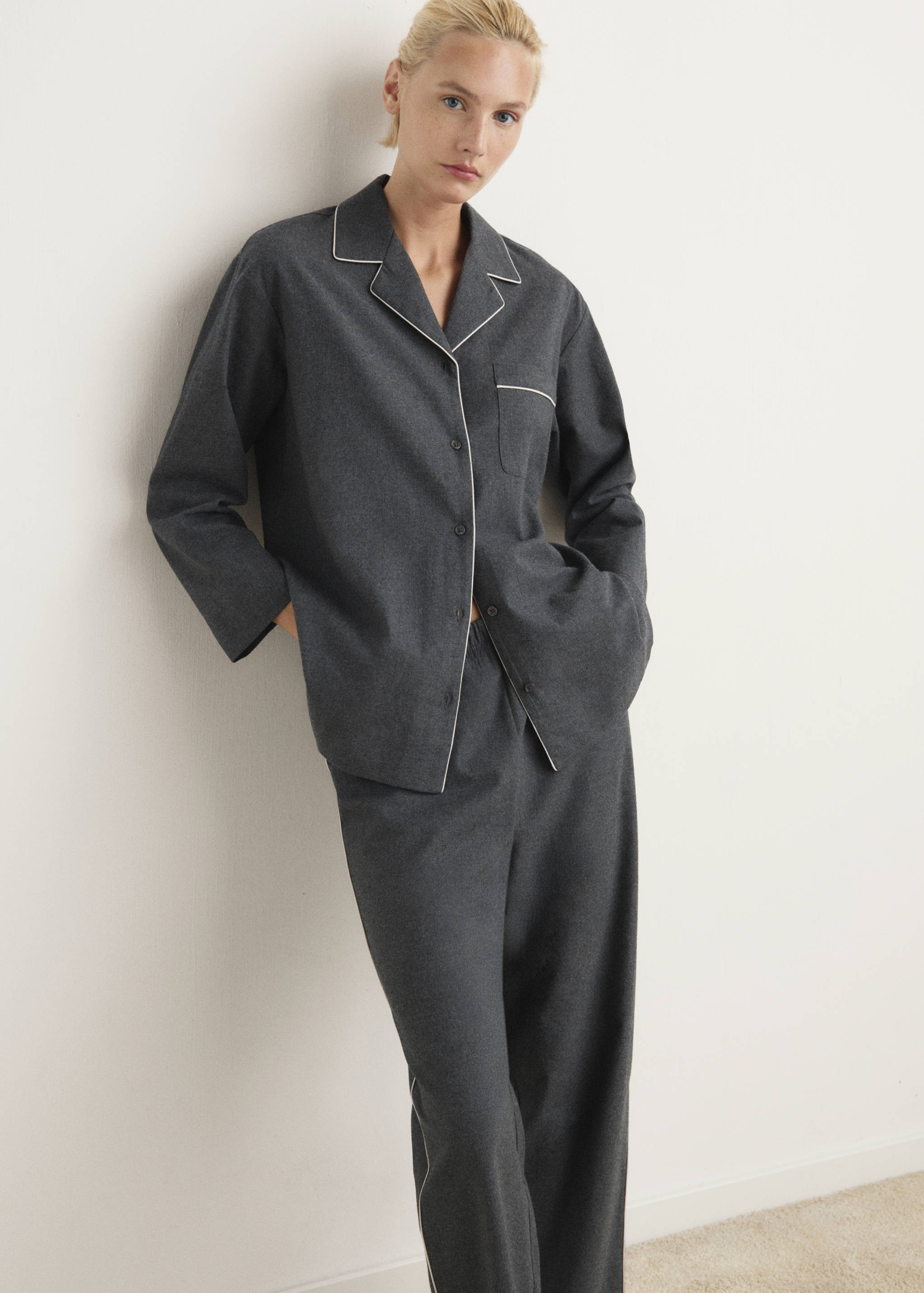 Flanellhemd aus Baumwolle mit kontrastierendem Piping. - Mittlere Ansicht