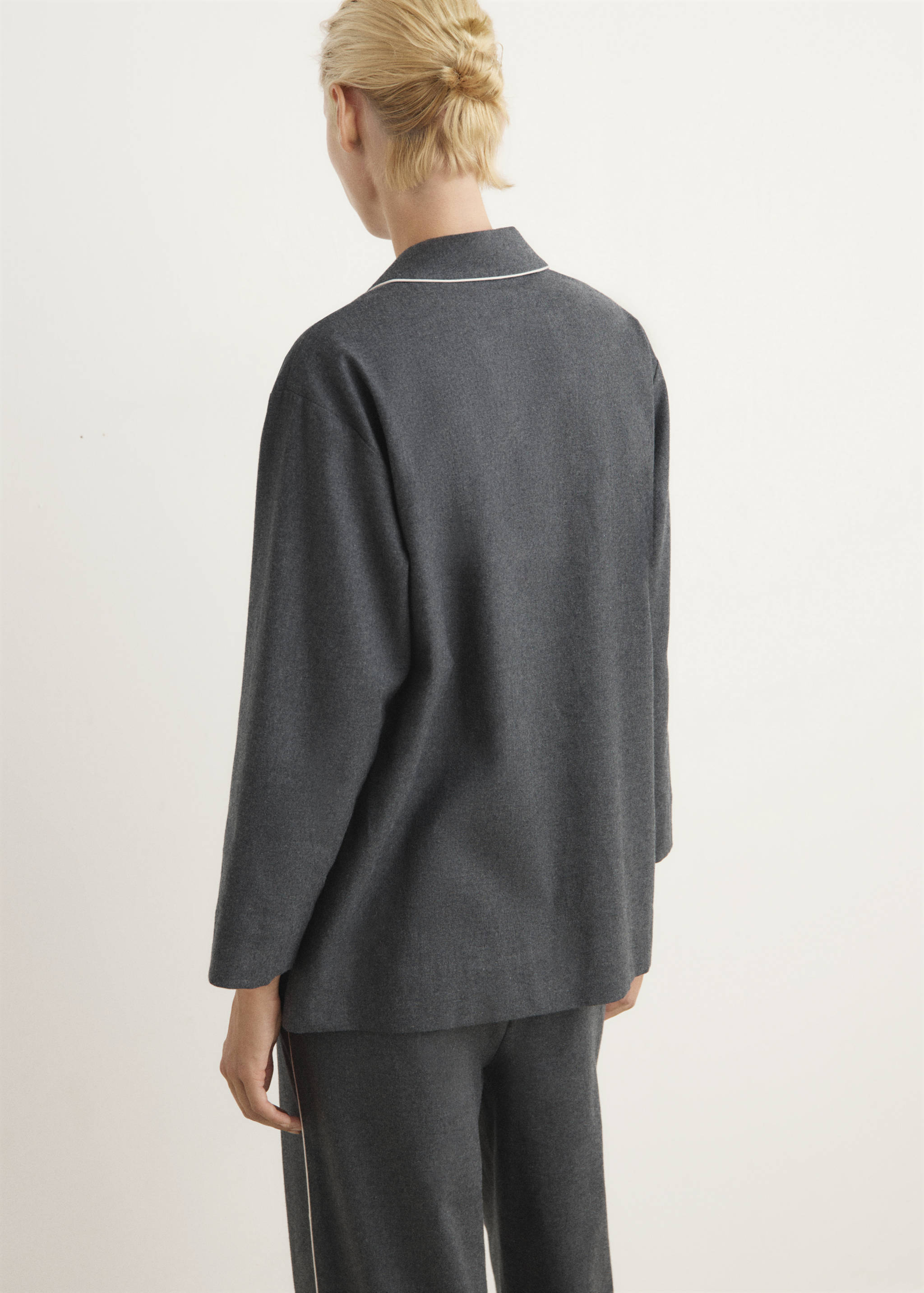 Flanellhemd aus Baumwolle mit kontrastierendem Piping. - Rückseite des Artikels