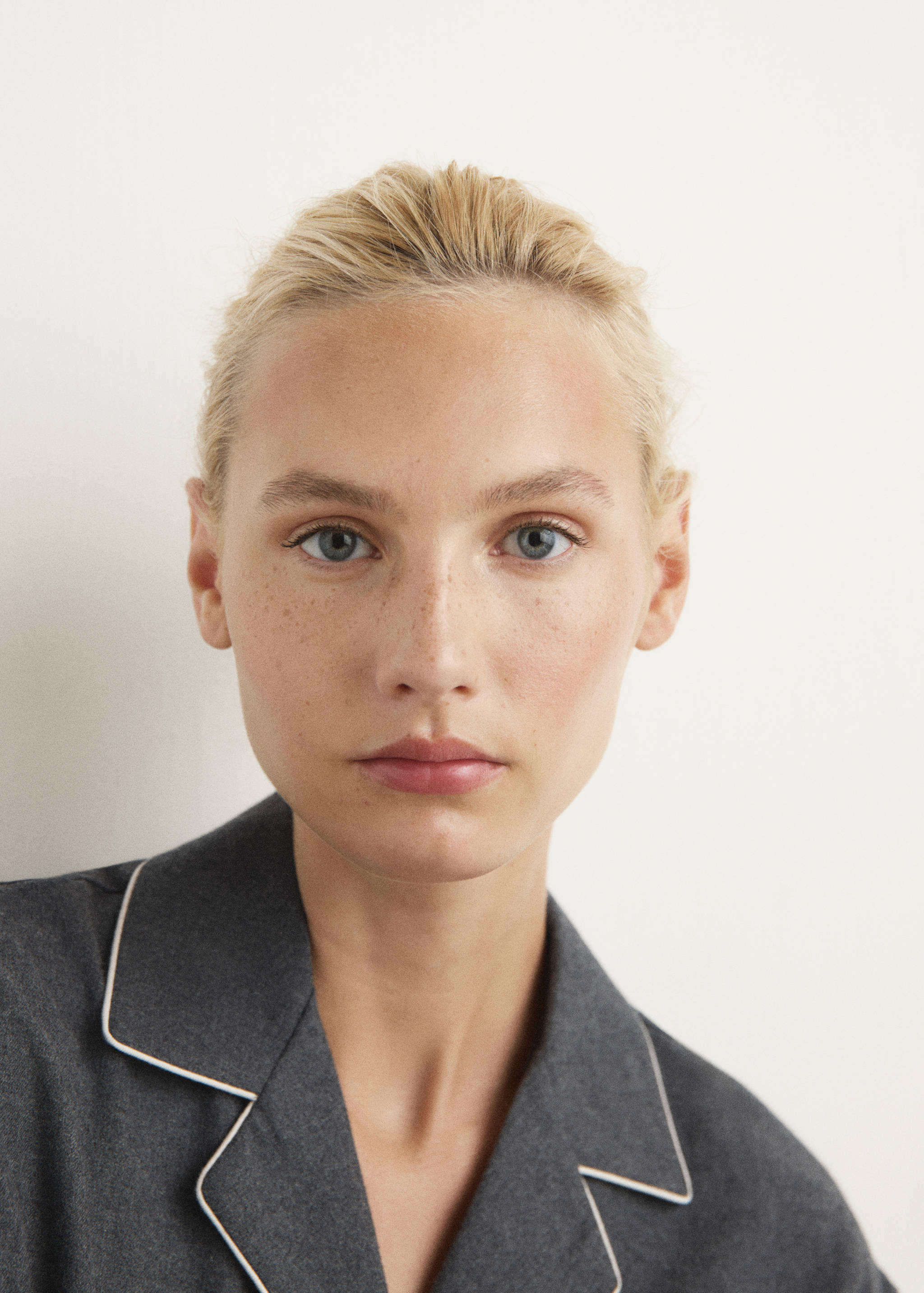 Flanellhemd aus Baumwolle mit kontrastierendem Piping. - Detail des Artikels 1