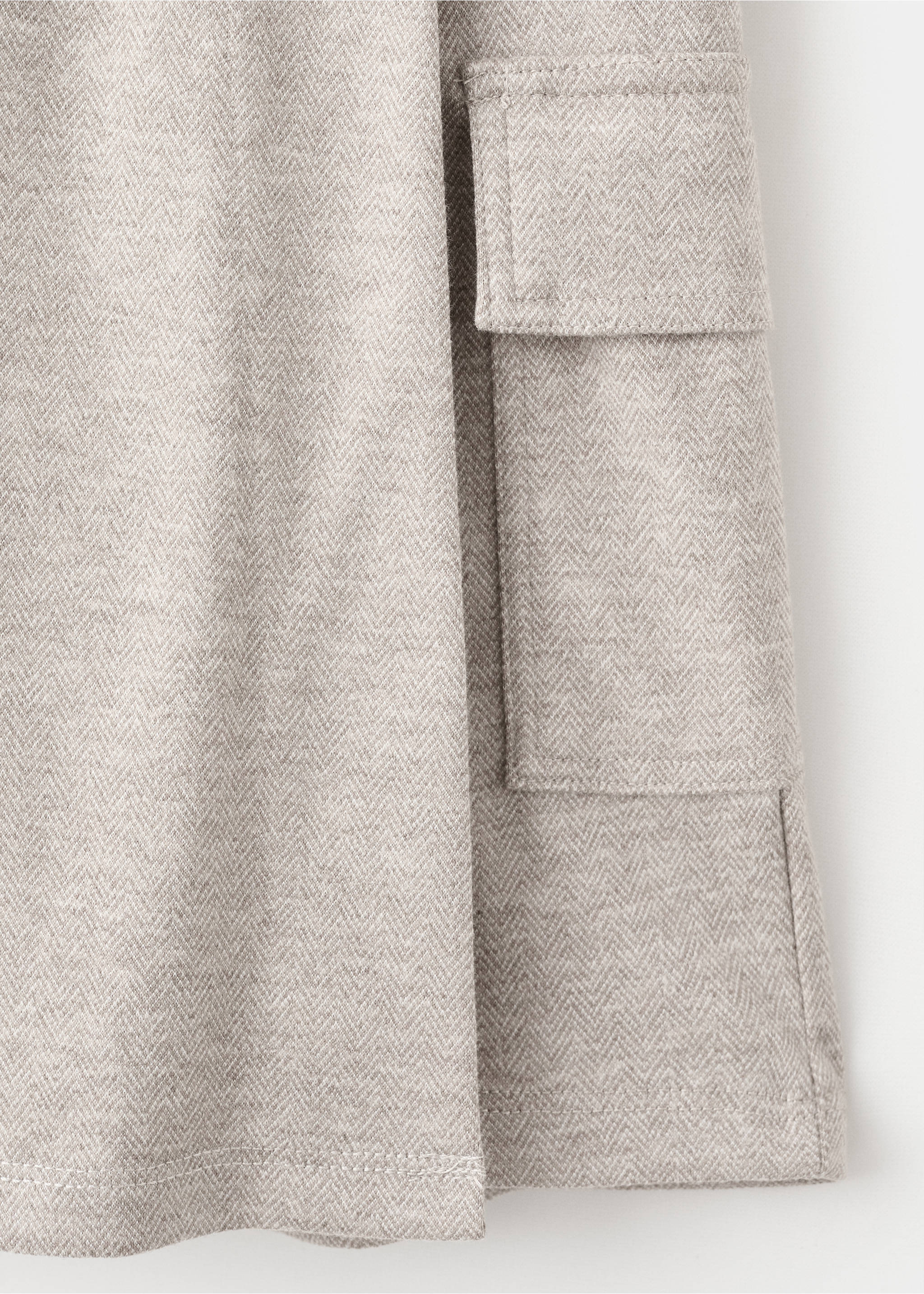 Cargo culottes with pockets - Details of the article 8, Sand. Ref: 17097763-00.
