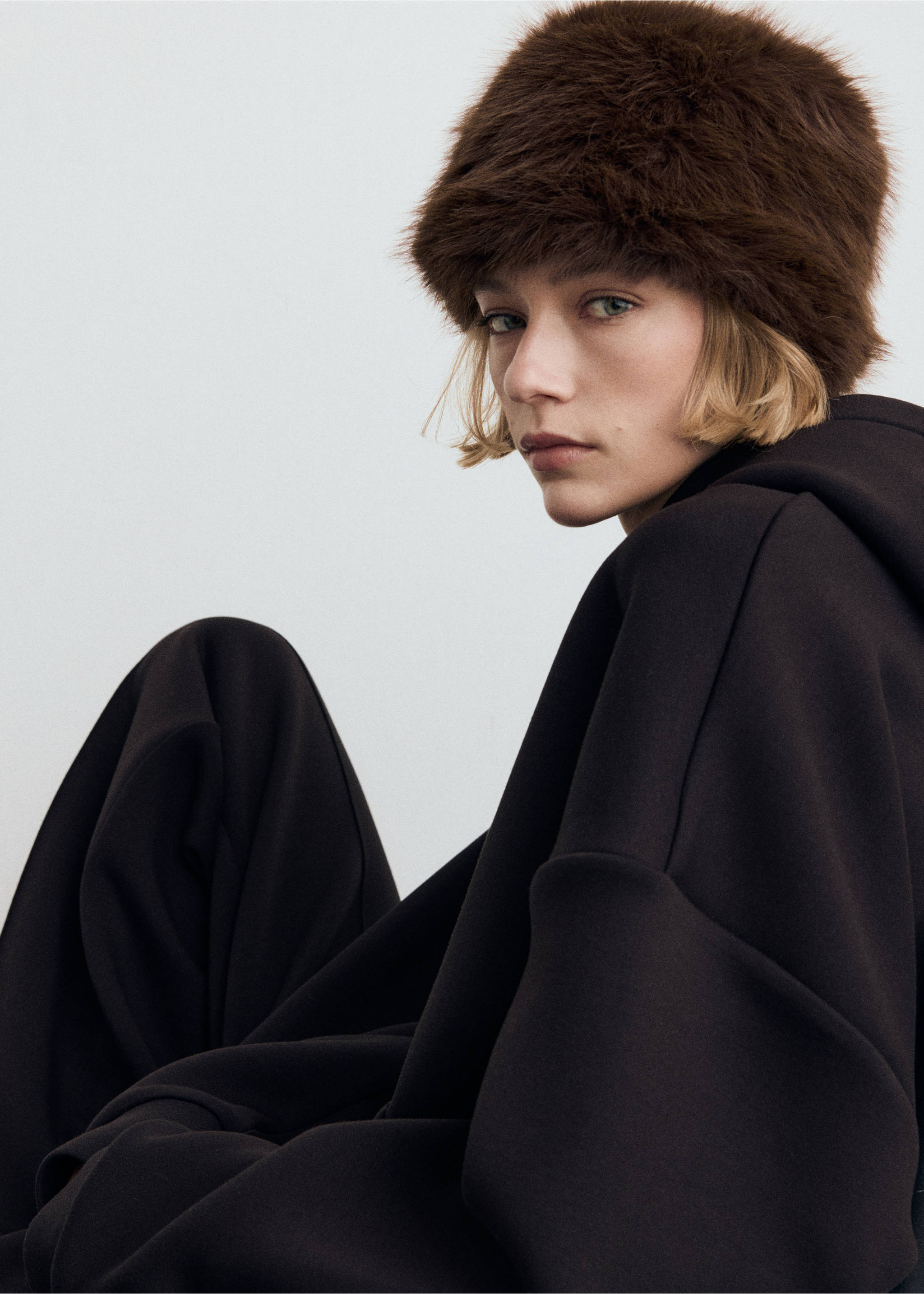 Mütze mit Pelzeffekt - Detail des Artikels 9, Schokolade. Ref: 17097767-00.