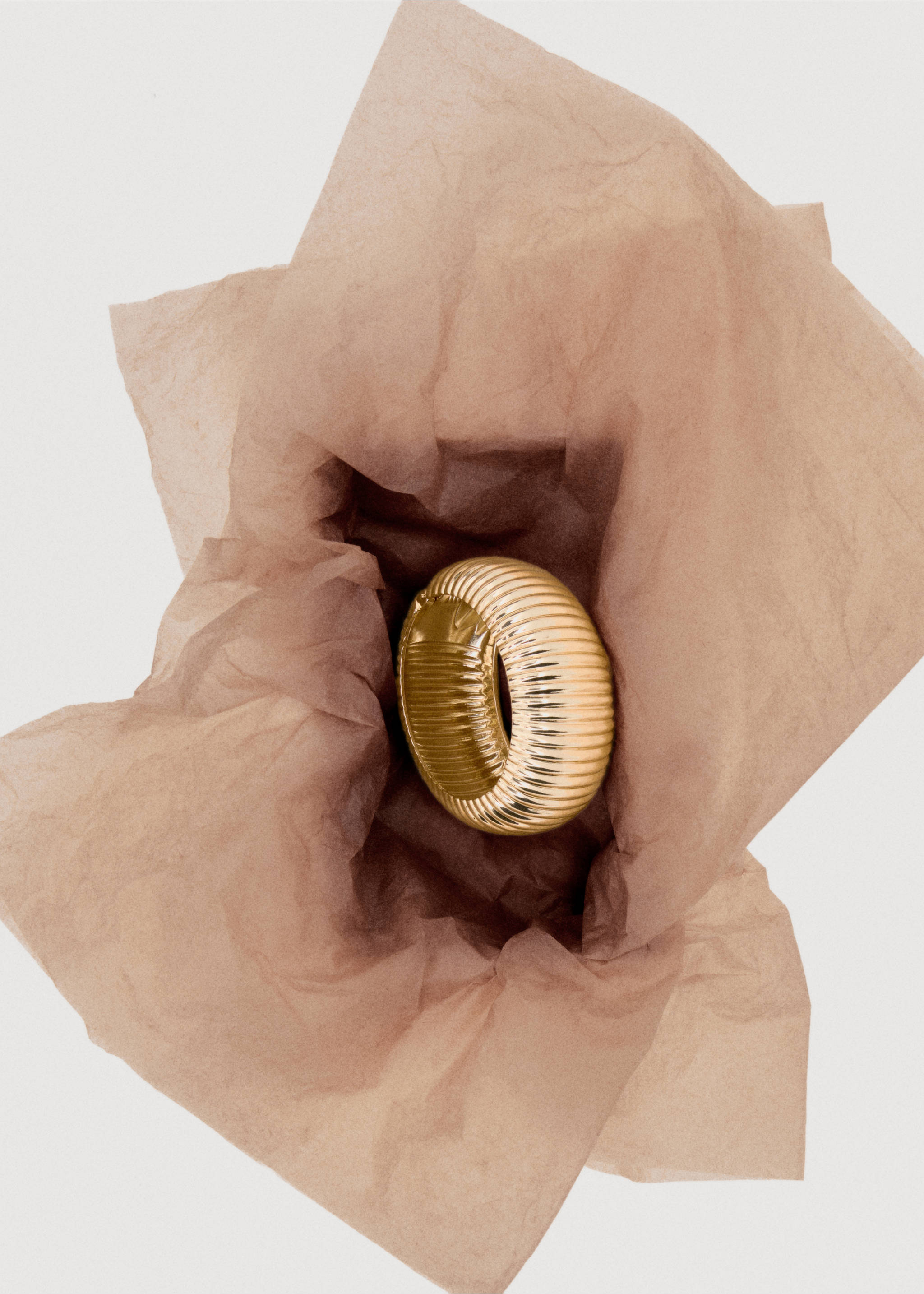 Rigid bracelet with relief - Details of the article 7, Gold. Ref: 17097794-00.