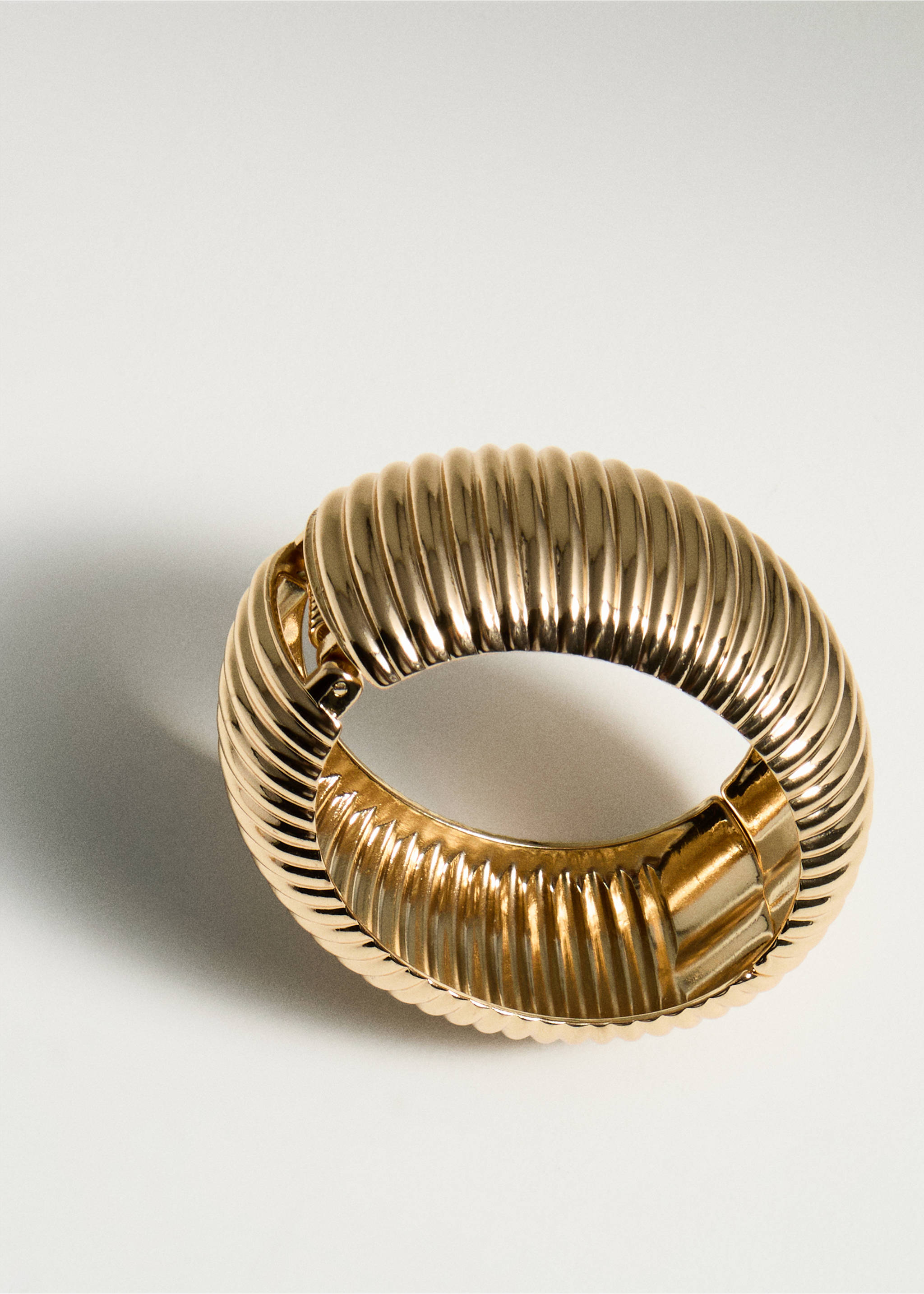 Rigid bracelet with relief - Details of the article 5, Gold. Ref: 17097794-00.