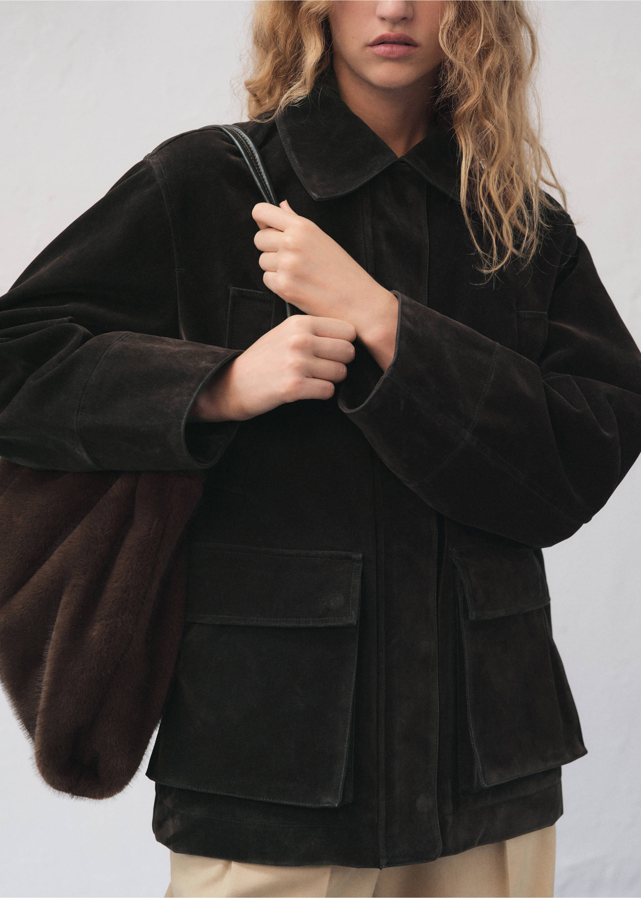 Dark brown suede parka with flap pockets and a classic collar., Chocolate. Ref: 17097804-00.