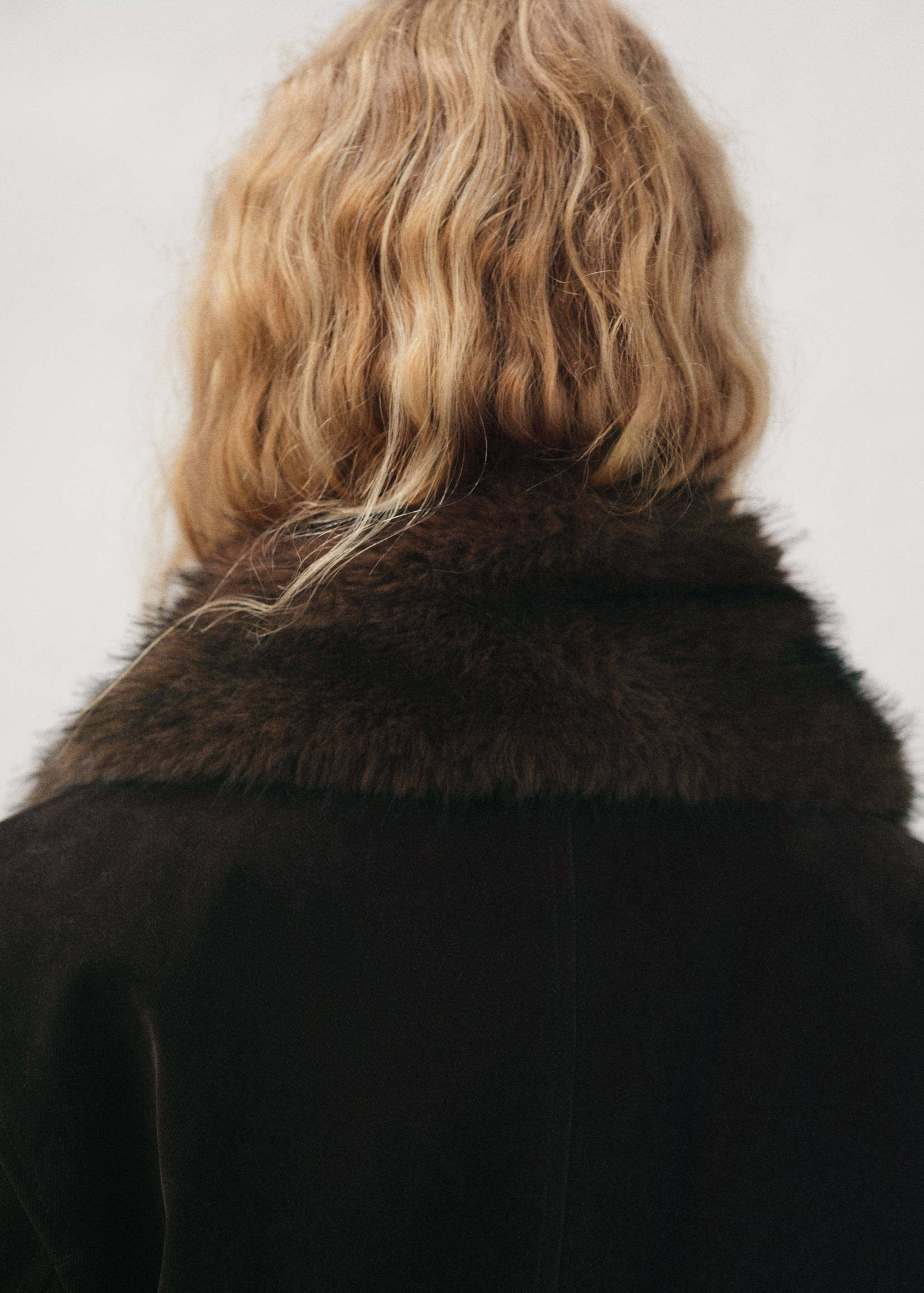 Velvet finish parka with faux-fur collar - Details of the article 3