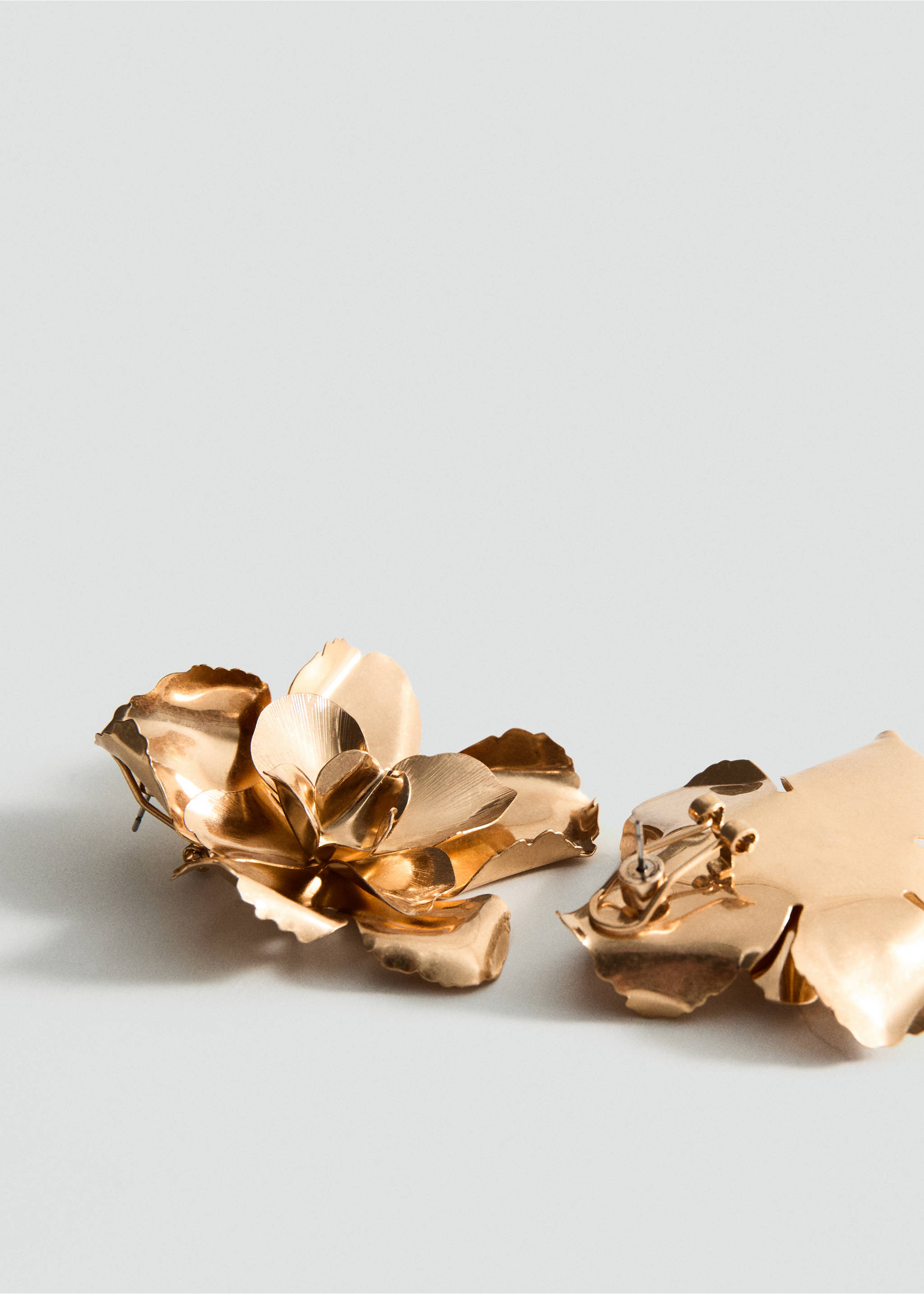 Bloemvormige oorbellen - Middenvlak, Goud. Ref: 17097809-00.