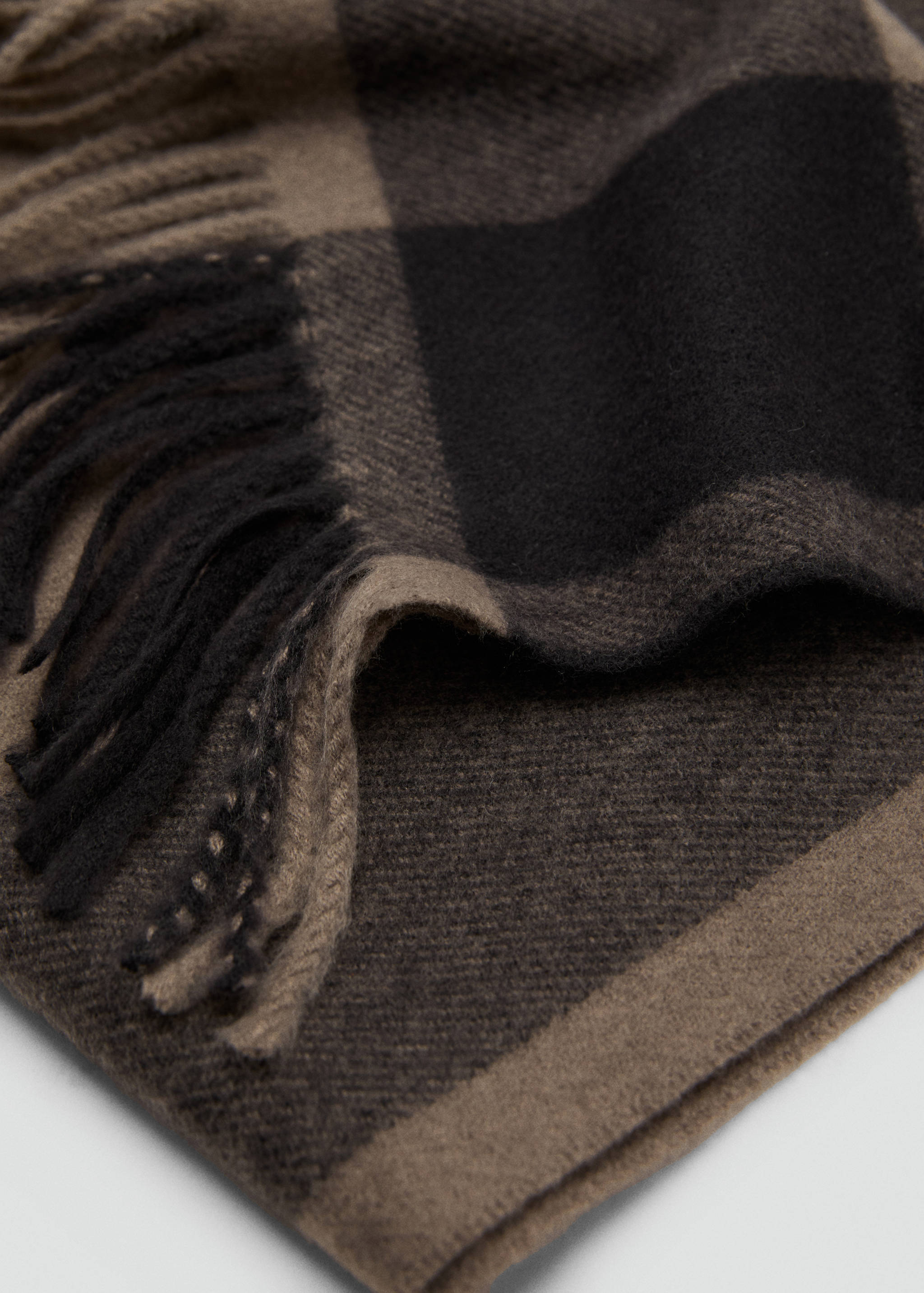 Écharpe motif à rayures - Plan moyen