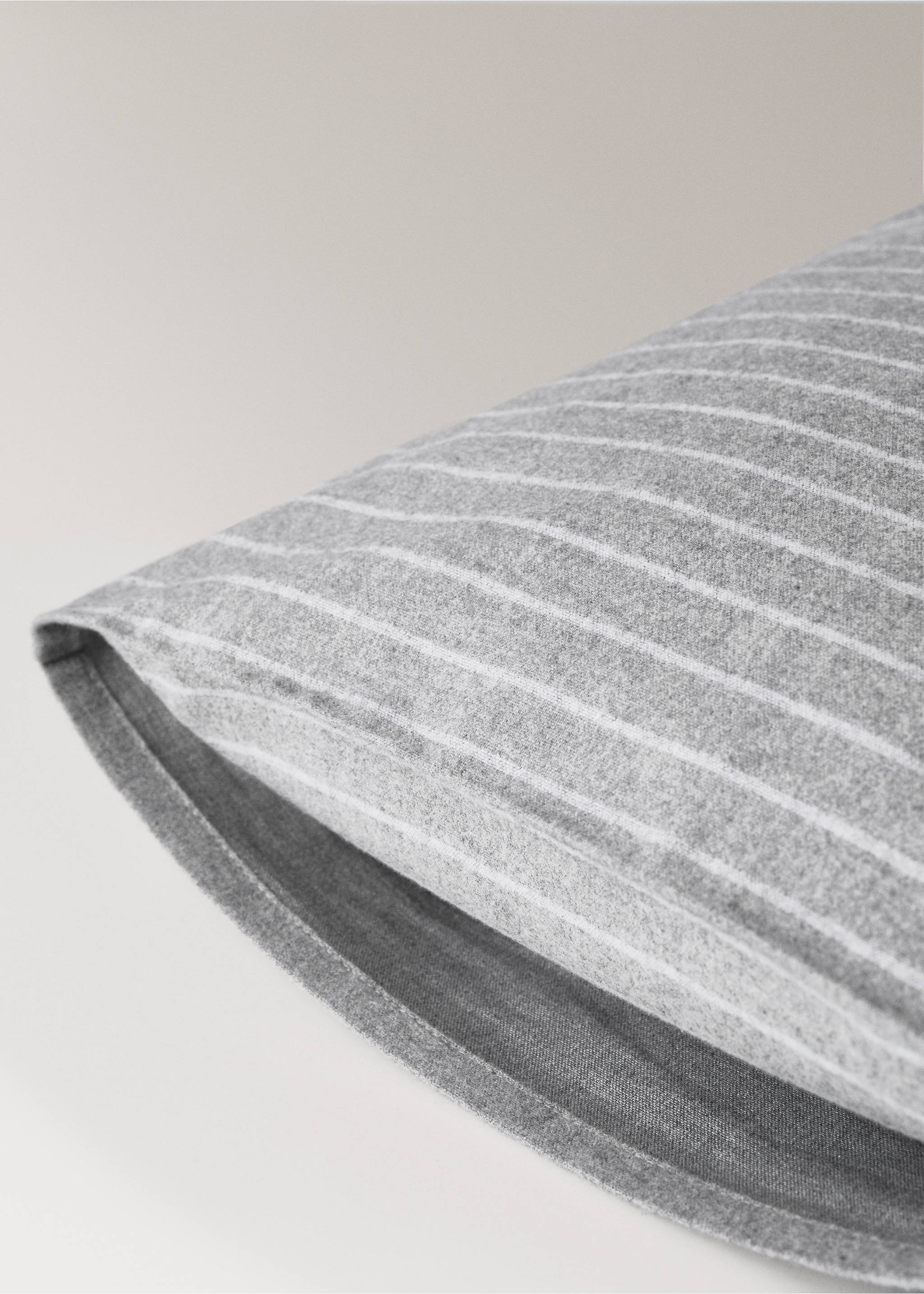 Wendbare Kissenhülle für Babybett aus Baumwollflanell mit Streifen - Detail des Artikels 2, Grau. Ref: 17097902-00.