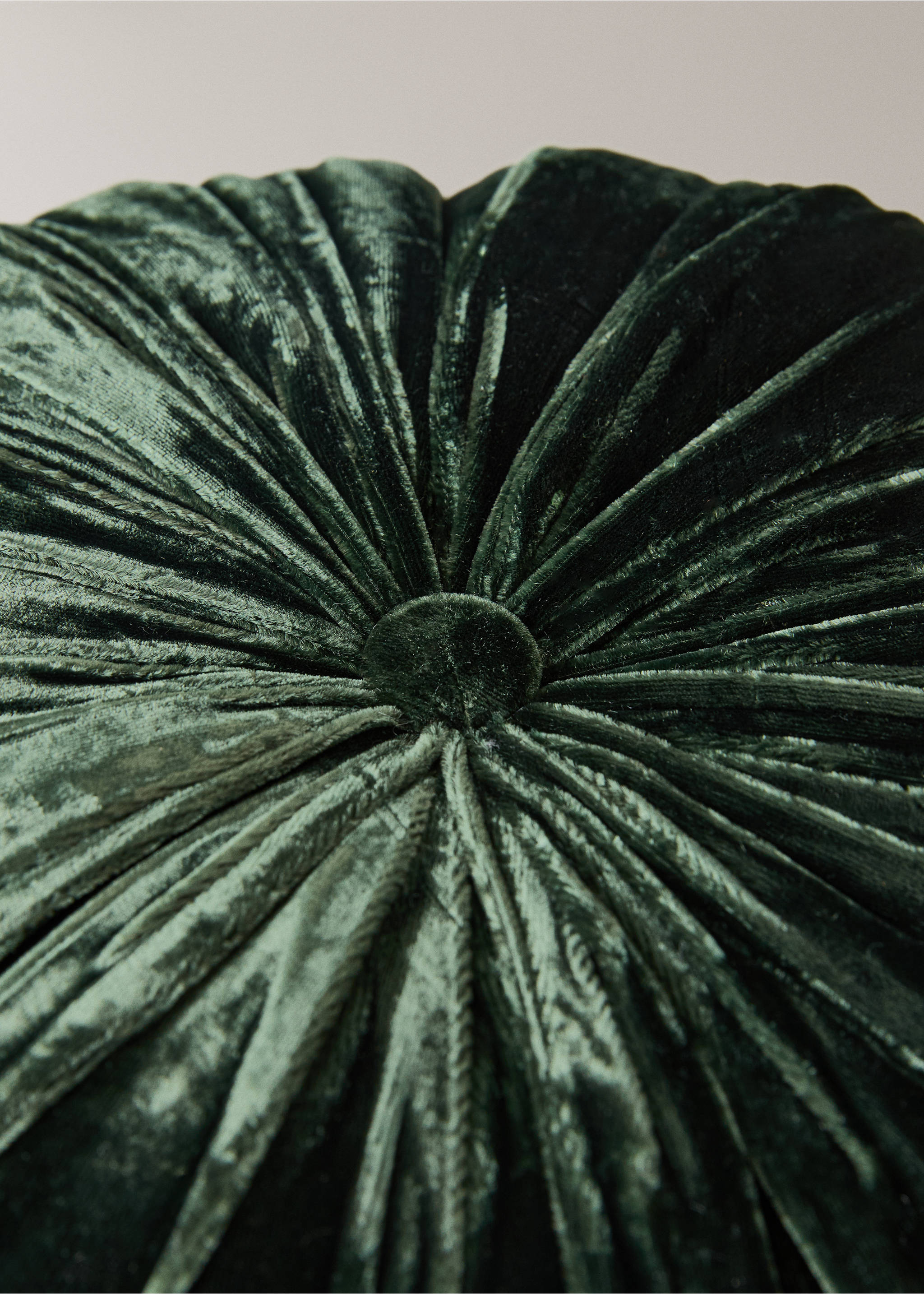 Rundes Kissen aus Seidensamt - Detail des Artikels 2, Grün. Ref: 17097904-00.
