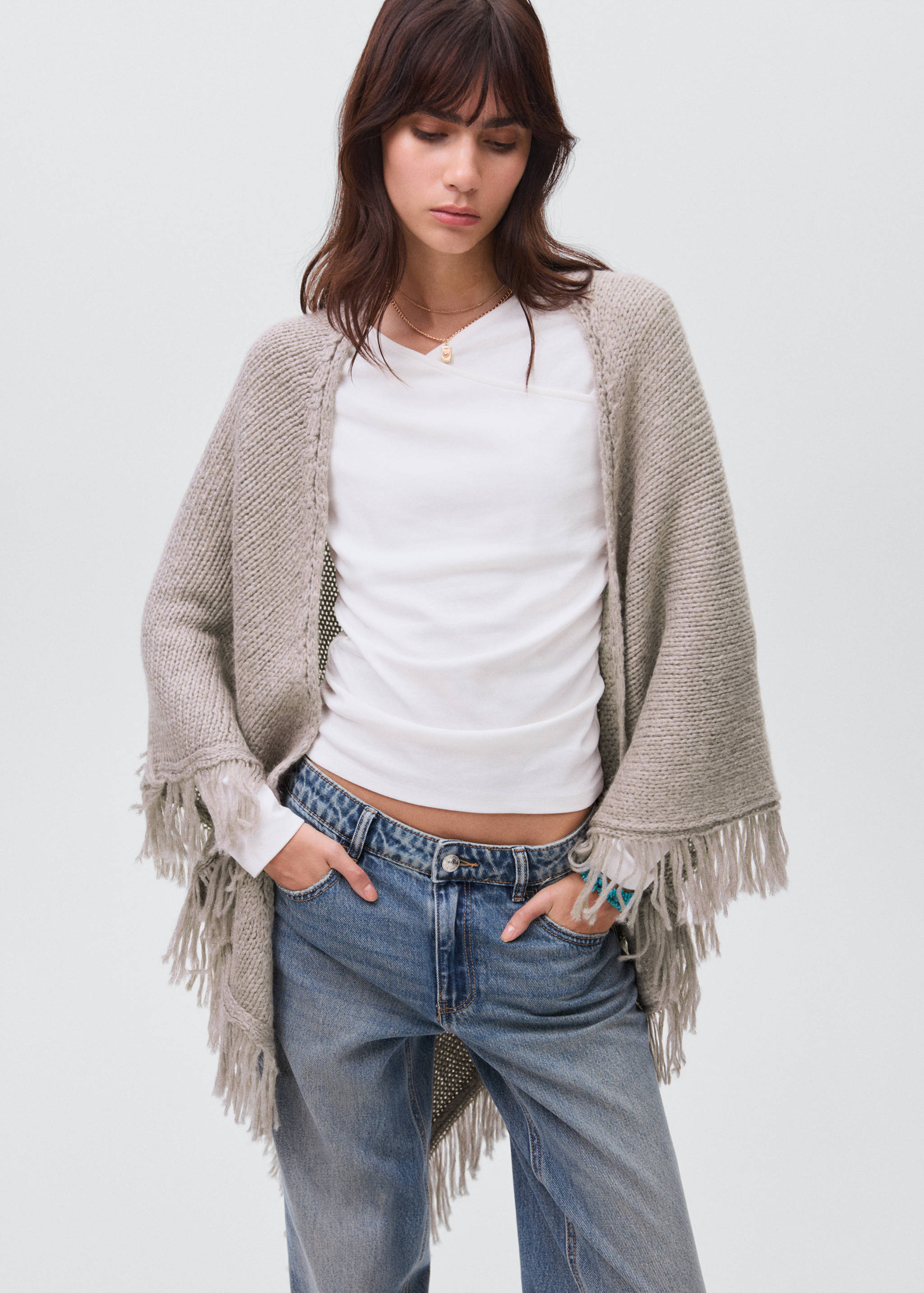 Knitted poncho with tassels - Medium plane