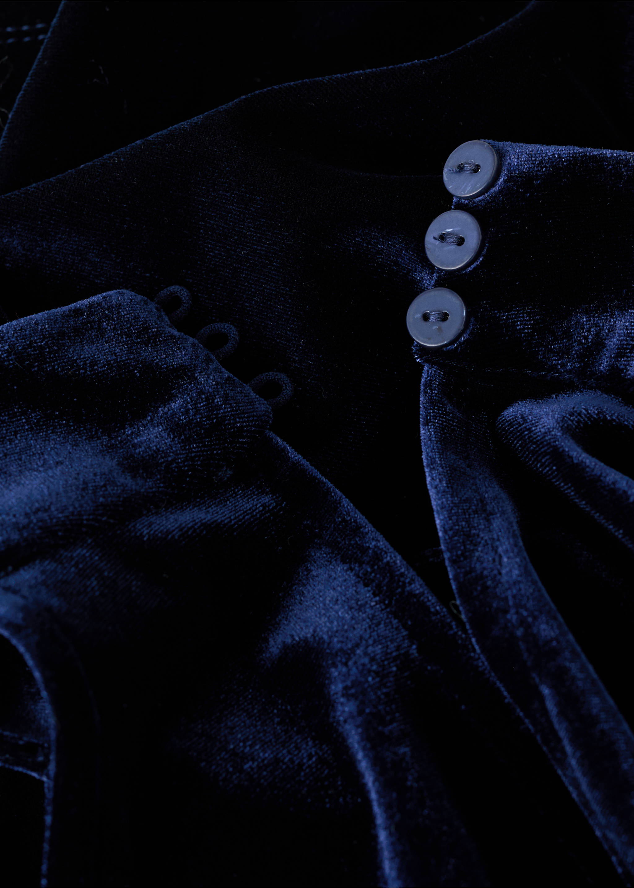 Halterneck-Kleid aus Samt - Detail des Artikels 8, Marineblau. Ref: 17098279-00.