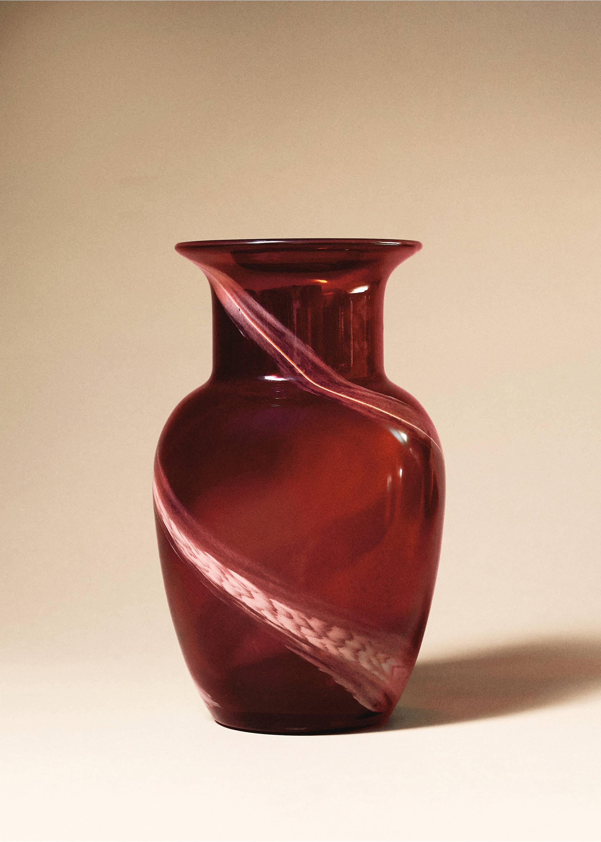 Tall glass vase - General plane, Red. Ref: 17098280-00.