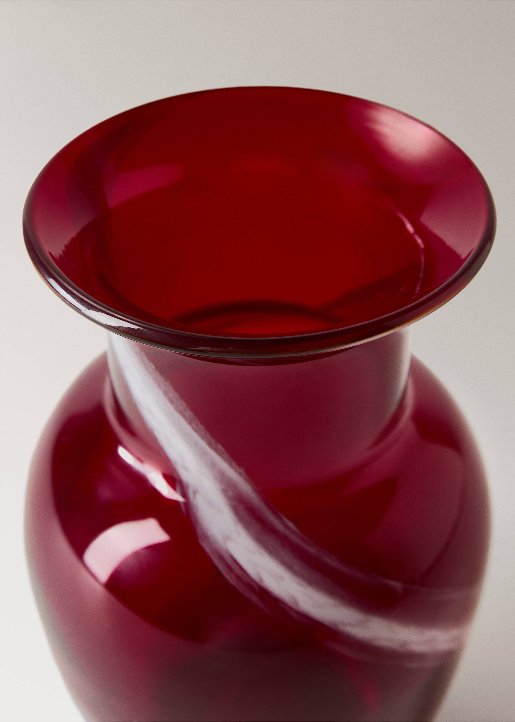 Tall glass vase - Details of the article 1, Red. Ref: 17098280-00.
