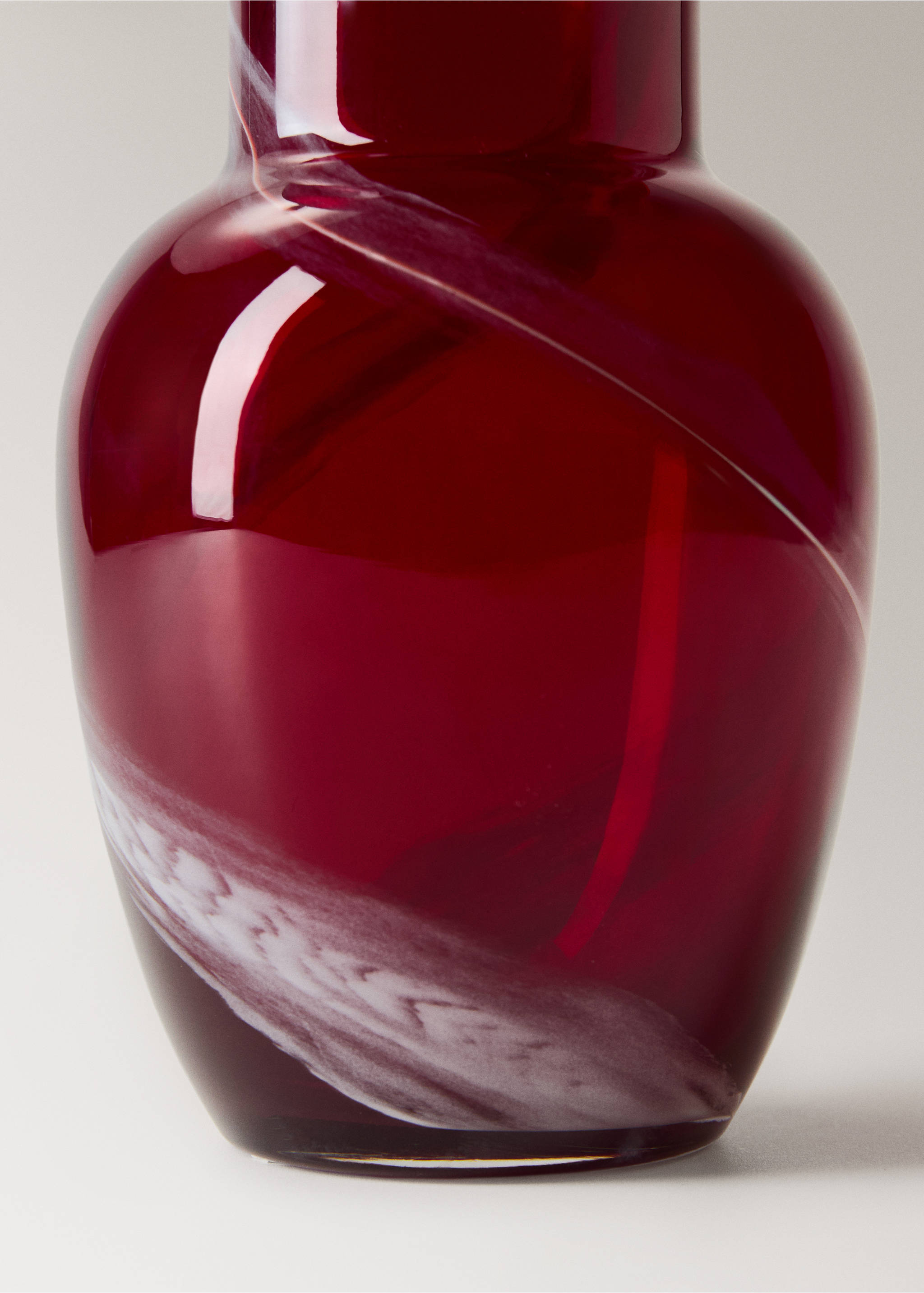 Tall glass vase - Details of the article 2, Red. Ref: 17098280-00.