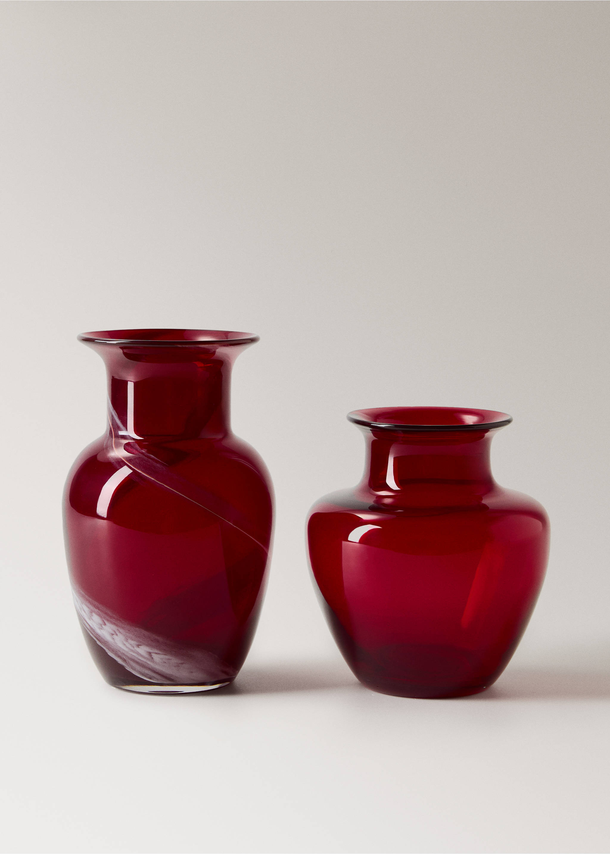 Tall glass vase - Details of the article 3, Red. Ref: 17098280-00.
